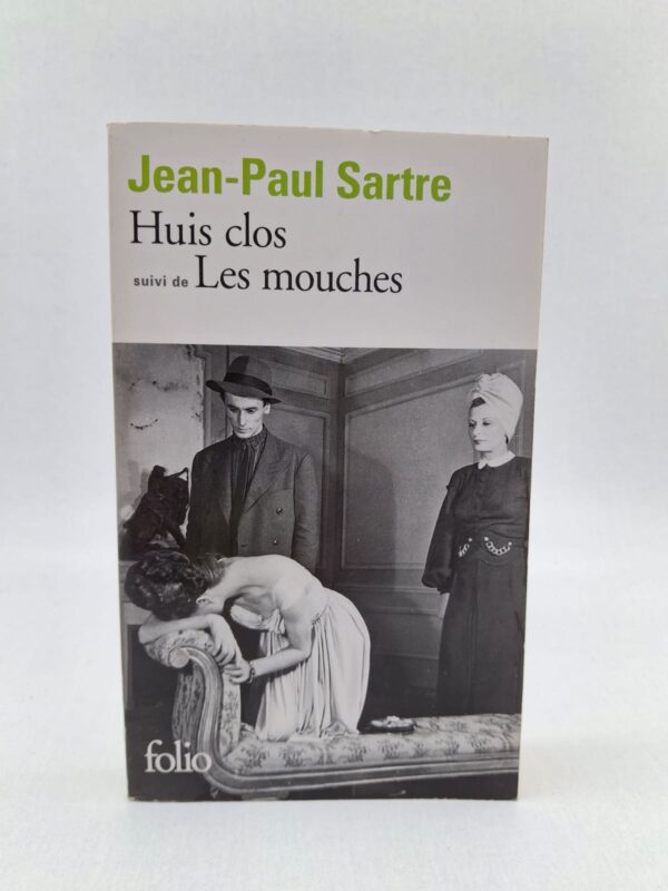 Dans Huis clos, trois personnages se retrouvent enfermés pour l'éternité dans un salon Second Empire qui s'avère être l'enfer, illustrant la célèbre formule : « L'enfer, c'est les autres ». La pièce analyse comment le jugement d'autrui emprisonne l'individu et l'empêche de définir sa propre identité. Les Mouches, de son côté, réinterprète le mythe d'Oreste pour traiter de la conquête de la liberté et du refus de la culpabilité face aux tyrans et aux dieux. Ensemble, ces œuvres publiées dans la collection Folio constituent une porte d'entrée magistrale vers la pensée de Sartre, où l'homme est condamné à être libre.