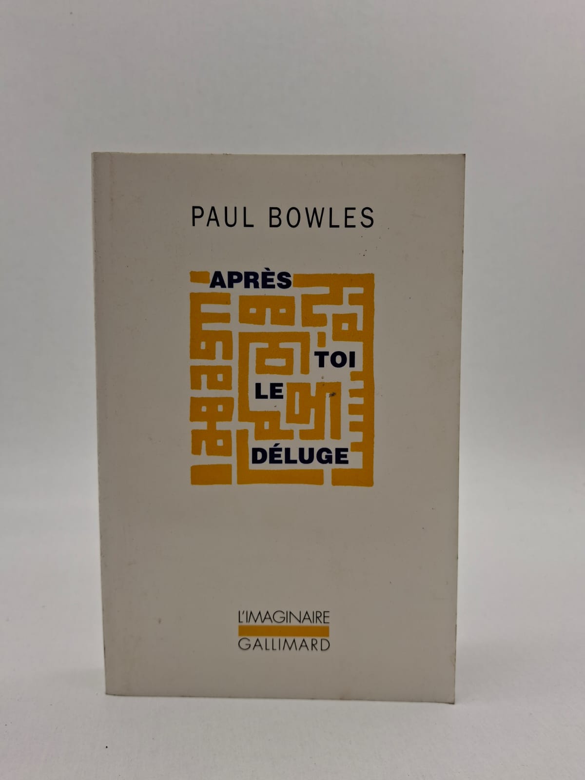 Après toi le déluge Nelson Dyar, un modeste employé de banque new-yorkais, quitte sa vie monotone pour rejoindre une agence de voyage à Tanger, espérant y trouver un sens nouveau. Dans l'atmosphère moite et corrompue de la zone internationale, il s'enfonce rapidement dans un engrenage de trafic d'argent, de drogues et de paranoïa. Bowles dépeint avec une précision chirurgicale la perte de repères de son protagoniste, dont l'indifférence finit par mener à un acte de violence irréversible. C'est une œuvre sombre sur le vide existentiel et l'impossibilité pour l'Occidental de comprendre une culture dont il ne saisit que les apparences.