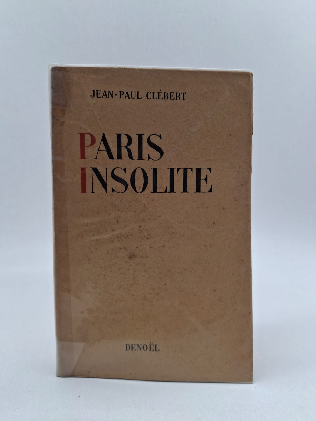 Paris insolite-Jean-Paul Clébert Jean-Paul Clébert raconte son errance de sans-abri dans la capitale française durant l'après-guerre, vivant au jour le jour de petites combines et de rencontres fortuites. Il explore avec une précision quasi topographique les terrains vagues, les squats, les marchés et les ruelles sombres où survit toute une faune de marginaux. Ce récit brutal et poétique délaisse les monuments célèbres pour mettre en lumière "l'envers du décor" et la misère humaine avec une liberté de ton absolue. À travers cette déambulation sauvage, l'auteur dresse le portrait d'un Paris souterrain, mystérieux et profondément vivant, aujourd'hui totalement métamorphosé par l'urbanisme moderne.