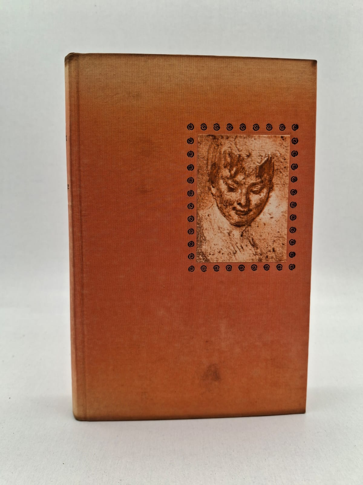 La Vie de Marianne-Marivaux Marianne, une jeune femme d'origine inconnue recueillie par un curé après une attaque de brigands, raconte ses mémoires et son arrivée à Paris. Dotée d'une grande noblesse de cœur et d'une beauté naturelle, elle doit naviguer à travers les pièges de la société et les avances d'hommes peu scrupuleux. Le récit se concentre sur ses réflexions intérieures et sa quête d'identité alors qu'elle tente de préserver sa vertu et d'épouser l'homme qu'elle aime, Valville. À travers le regard de Marianne, Marivaux dresse une analyse subtile des sentiments et des barrières sociales de son temps avec une finesse de style remarquable.