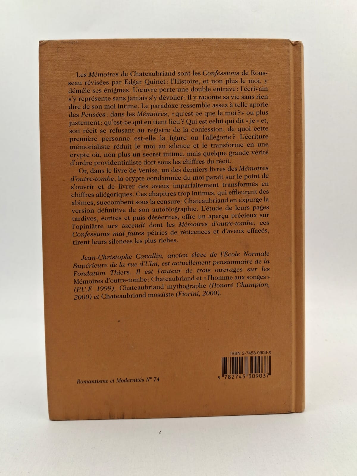 Chateaubriand cryptique ou Les Confessions mal faites Jean-Christophe Cavallin Jean-Christophe Cavallin étudie les Mémoires et les confessions de Chateaubriand. Il montre les contradictions et les secrets présents dans son écriture autobiographique. L’auteur explique comment Chateaubriand transforme sa vie en œuvre littéraire complexe. Le livre offre une réflexion approfondie sur la mémoire, le récit et l’identité.