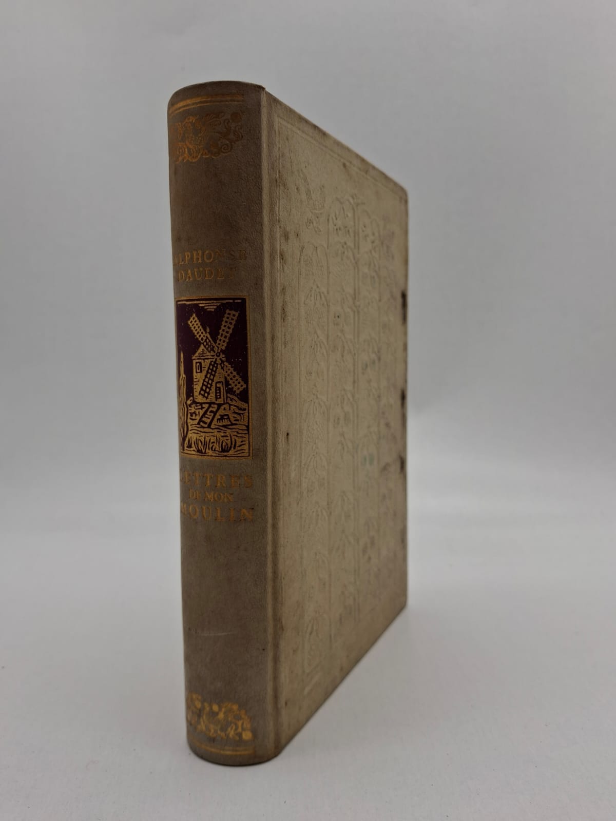 Lettres de mon moulin Alphonse Daudet Dans ce livre, Alphonse Daudet raconte plusieurs histoires inspirées de la Provence et de la vie autour d’un moulin. Les récits présentent des personnages simples, des paysages chaleureux et des traditions populaires. L’auteur mélange imagination, émotion et critique de la société de son époque. Cette œuvre est appréciée pour son style vivant et son ambiance authentique et poétique.