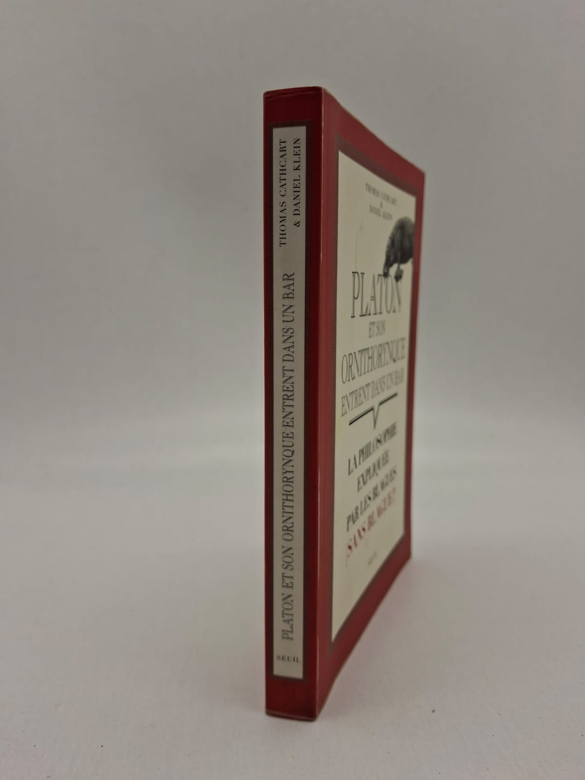 Platon et son ornithorynque entrent dans un bar Thomas Cathcart et Daniel Klein Les auteurs expliquent les concepts de grands philosophes comme Platon, Aristote ou Kant grâce à des histoires drôles. Chaque chapitre relie une théorie philosophique à des situations simples et amusantes. Le livre rend la philosophie plus accessible et divertissante pour les lecteurs. Il mélange humour et réflexion afin de faciliter la compréhension des idées complexes.