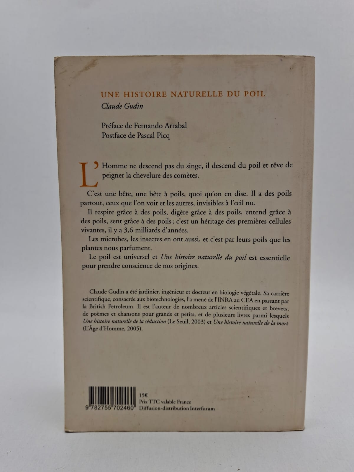 Une histoire naturelle du poil Claude Gudin Claude Gudin étudie le rôle du poil à travers l’histoire, la culture et la science. L’auteur montre comment les sociétés ont donné différentes significations aux cheveux et à la pilosité. Le livre aborde aussi les aspects biologiques et esthétiques du poil chez l’homme et les animaux.