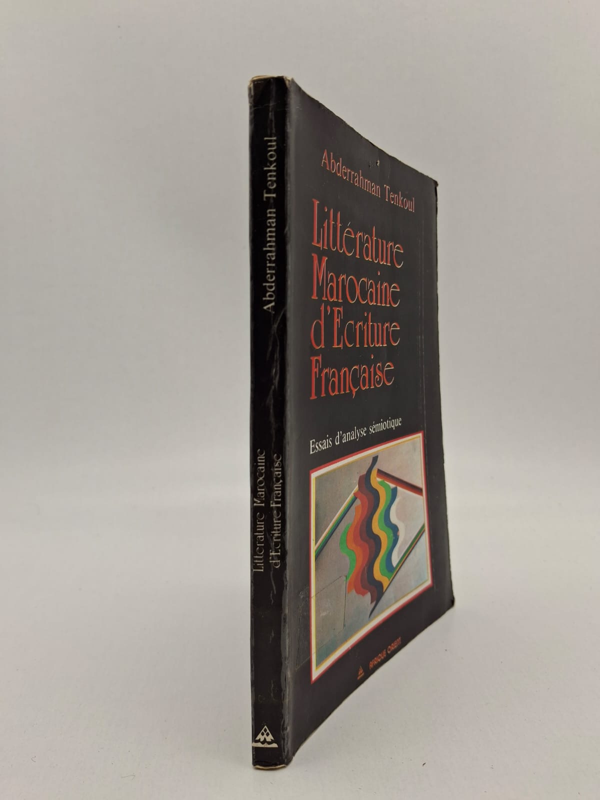 Littérature marocaine d’écriture française Afrique Orient. Abderrahman Tenkoul analyse plusieurs œuvres de la littérature marocaine d’expression française. Le livre explore les thèmes de l’identité, de la culture et du langage dans les textes littéraires. L’auteur utilise la sémiotique pour comprendre les symboles et les significations des œuvres étudiées. Cet essai met en valeur la richesse et l’évolution de la littérature marocaine contemporaine.