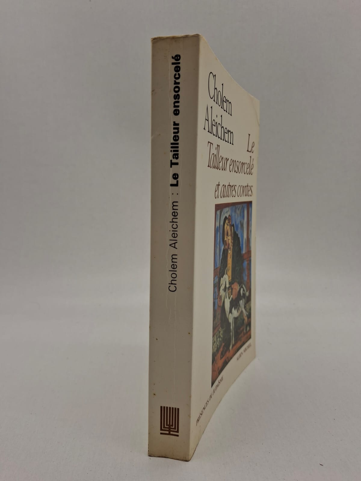 Le tailleur ensorcelé et autres contes Cholem Aleichem Les histoires mettent en scène des personnages simples confrontés à des situations amusantes ou extraordinaires. À travers humour et ironie, l’auteur décrit la vie quotidienne des communautés juives d’Europe de l’Est. Les contes abordent des thèmes comme la pauvreté, la solidarité et la ruse populaire. L’œuvre de Cholem Aleichem est reconnue pour son style vivant et son humanité.