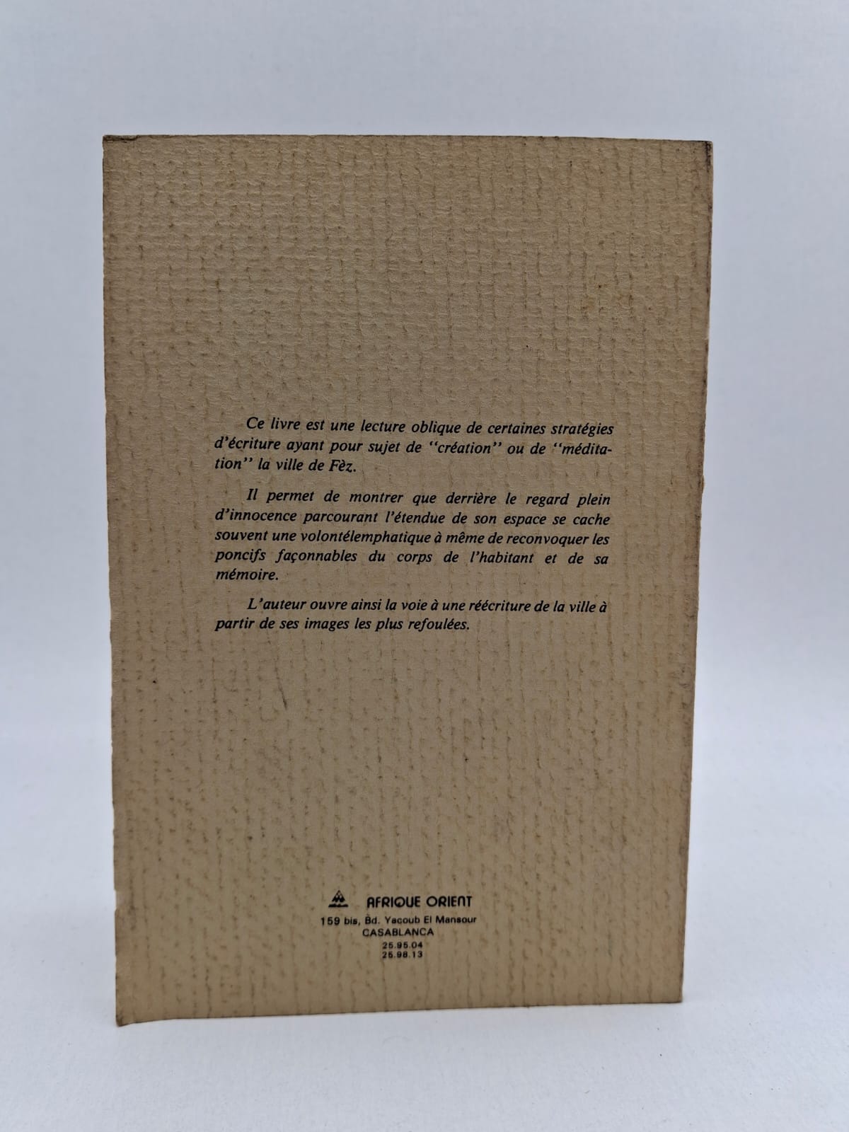 FEZ, lieu d’écriture Mohamed Alaoui Belrhiti L’ouvrage explore la richesse historique et culturelle de Fès à travers son rôle dans la littérature et l’écriture. Mohamed Alaoui Belrhiti montre comment la ville inspire les écrivains, les penseurs et les artistes marocains. Le livre évoque également le patrimoine spirituel, architectural et intellectuel de Fès. À travers une approche culturelle et littéraire, l’auteur présente Fès comme un symbole vivant de mémoire et de création.