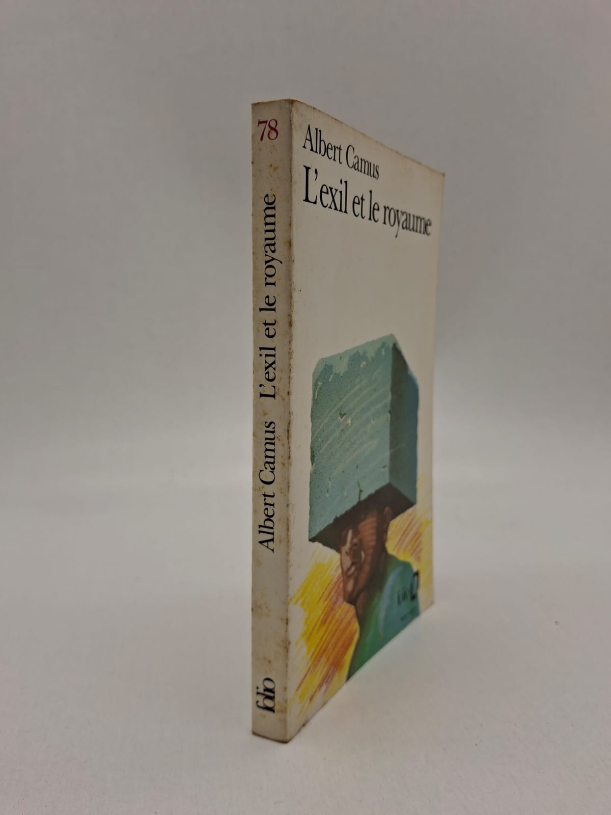 L’Exil et le Royaume Albert Camus L’Exil et le Royaume contient six nouvelles écrites par Albert Camus. Les personnages cherchent un sens à leur vie dans un monde difficile et parfois absurde. Les récits abordent l’exil, la solitude, la liberté et les relations humaines. À travers ces histoires, Camus montre les difficultés de l’homme face à lui-même et à la société.