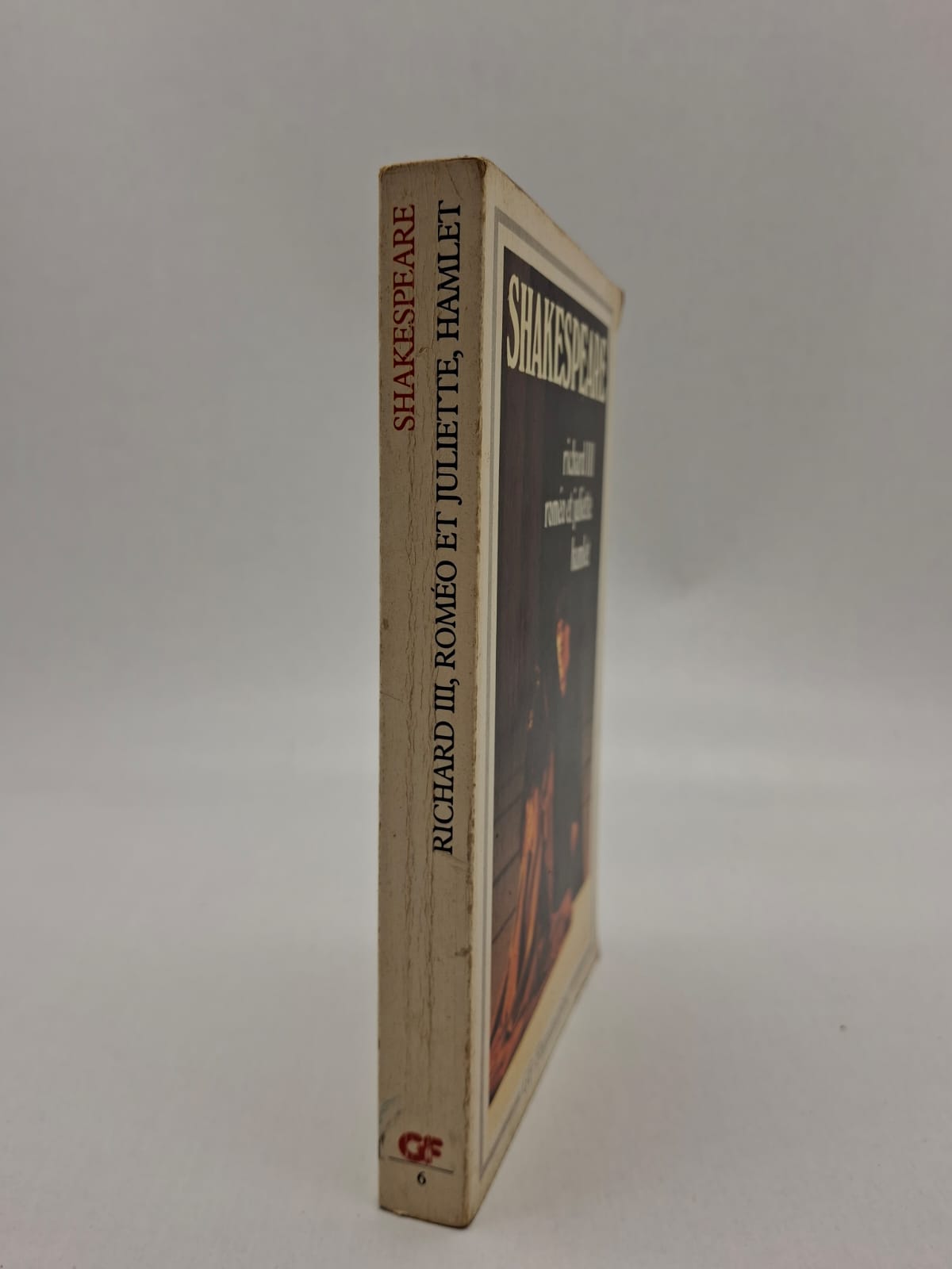 Richard III, Roméo et Juliette, Hamlet William Shakespeare Richard III raconte l’ambition et la cruauté d’un roi prêt à tout pour le pouvoir. Roméo et Juliette présente l’histoire tragique de deux jeunes amoureux séparés par la haine de leurs familles. Hamlet montre un prince tourmenté qui cherche à venger la mort de son père. À travers ces pièces, Shakespeare explore les passions humaines, la justice et le destin.