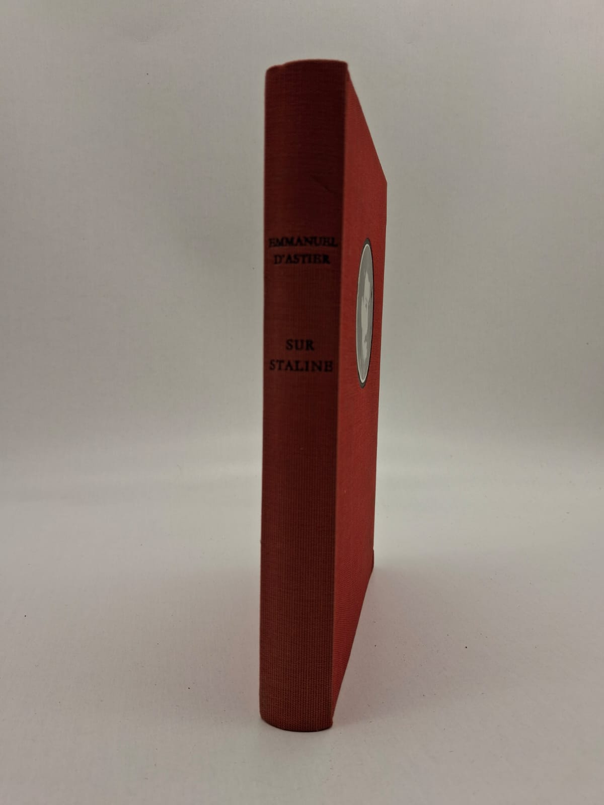 Sur Staline Emmanuel d'Astier de La Vigerie Emmanuel d’Astier analyse la figure de Staline et son influence sur le communisme soviétique. Le livre décrit le contexte politique de l’URSS après la Seconde Guerre mondiale. L’auteur évoque le pouvoir, l’idéologie et les transformations sociales sous le régime stalinien.