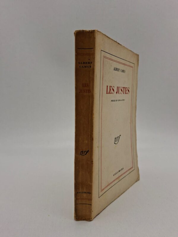 Les Justes est une pièce où Albert Camus met en scène un groupe de révolutionnaires russes préparant un attentat contre un grand-duc. À travers leurs débats et leurs doutes, l’auteur interroge les limites morales de la violence politique. La pièce oppose idéalisme, justice et responsabilité humaine dans un contexte de lutte révolutionnaire.