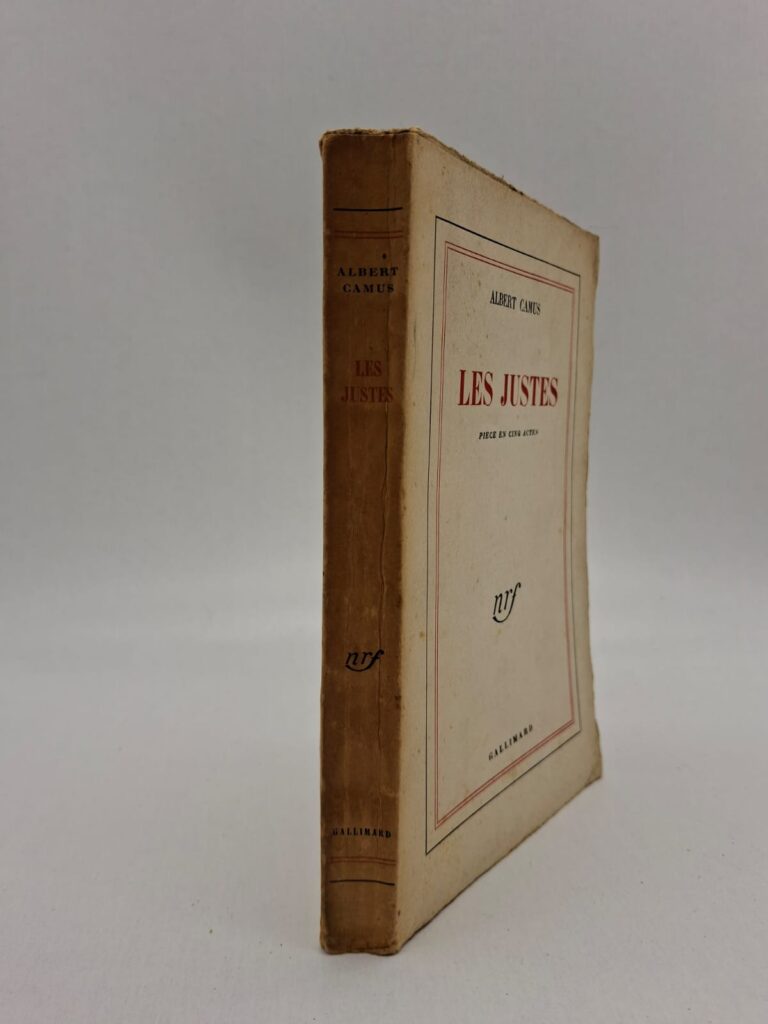 Les Justes est une pièce où Albert Camus met en scène un groupe de révolutionnaires russes préparant un attentat contre un grand-duc. À travers leurs débats et leurs doutes, l’auteur interroge les limites morales de la violence politique. La pièce oppose idéalisme, justice et responsabilité humaine dans un contexte de lutte révolutionnaire.