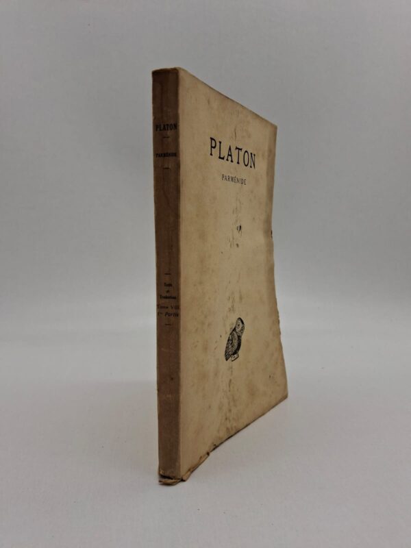 Dans cette œuvre, Socrate rencontre le philosophe Parménide pour discuter de la théorie des idées. Le dialogue analyse les notions d’unité, de réalité et de connaissance à travers des raisonnements logiques complexes. Platon y montre les difficultés de la pensée philosophique face aux grandes questions de l’existence.