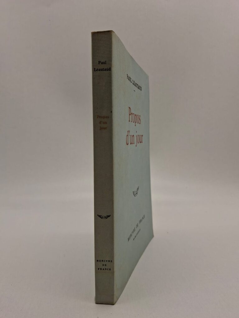Dans cet ouvrage, Paul Léautaud exprime ses pensées avec un style simple, direct et souvent ironique. Il aborde la littérature, les relations humaines et les habitudes de la société de son époque. Ses textes mêlent humour, lucidité et observations du quotidien. Ce livre reflète la personnalité libre et indépendante d’un écrivain célèbre pour son franc-parler.