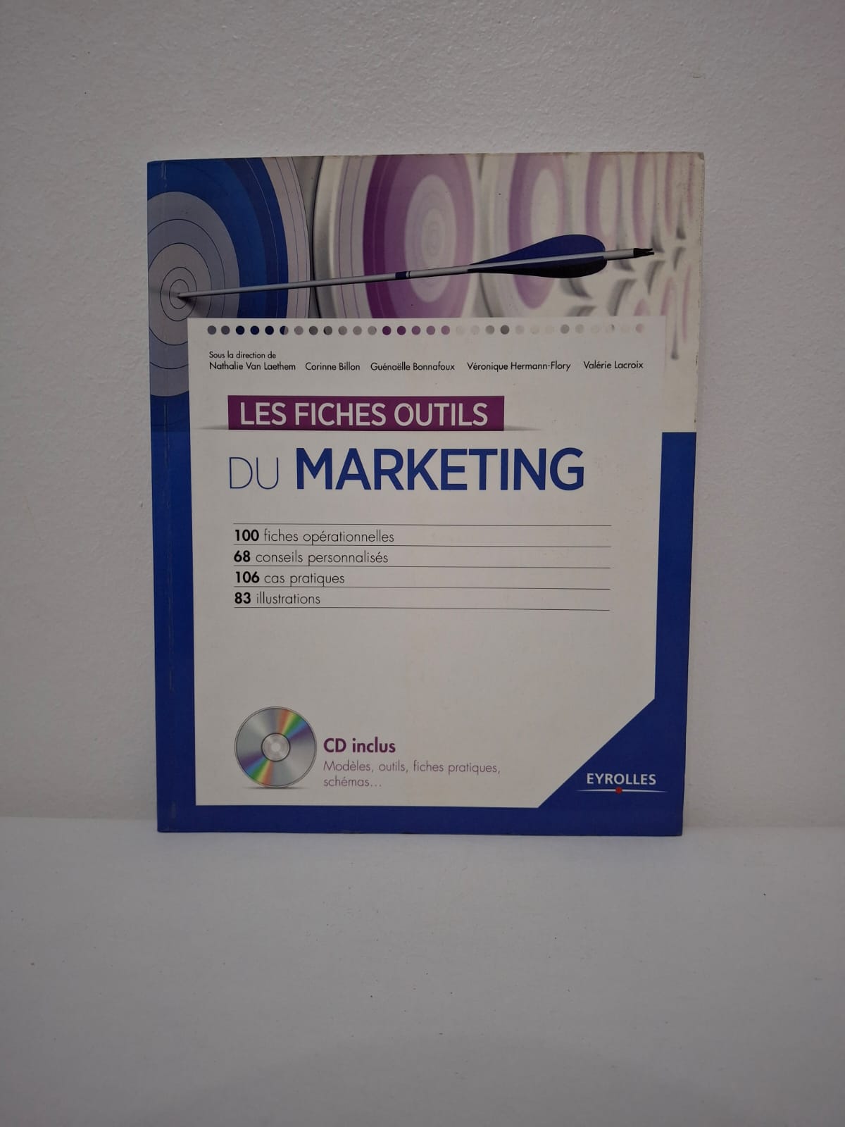 Les Fiches Outils du Marketing-Nathalie Van Laethem Le livre se compose de 100 fiches opérationnelles qui synthétisent les concepts clés, les méthodes et les outils indispensables pour analyser un marché ou lancer un produit. Chaque fiche est structurée pour offrir une prise en main immédiate, incluant des conseils personnalisés, des cas pratiques et des illustrations graphiques pour faciliter la compréhension. L'objectif est de fournir une réponse rapide et efficace aux problématiques quotidiennes des marketeurs, de la segmentation client à la stratégie digitale. Accompagné d'un CD-ROM contenant des modèles et des schémas personnalisables, ce guide est un allié précieux pour structurer une démarche marketing rigoureuse et axée sur les résultats