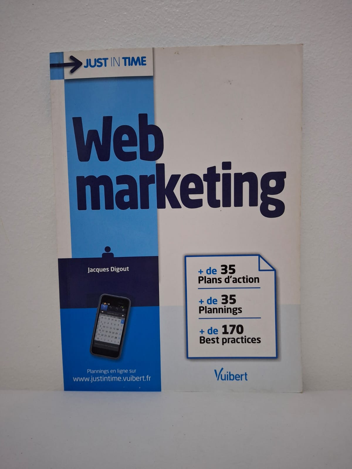 Web marketing (Collection "Just in Time")-Jacques Digout Ce manuel pratique propose une immersion complète dans les leviers du marketing numérique, allant de l'acquisition d'audience à la fidélisation client. À travers plus de 35 plans d'action et 170 bonnes pratiques, l'auteur détaille comment structurer des plannings cohérents et mesurer la performance des campagnes. L'accent est mis sur l'immédiateté et l'efficacité grâce à des outils directement applicables en entreprise pour optimiser la visibilité sur le web. Le livre se distingue par son approche pragmatique, offrant des ressources en ligne complémentaires pour accompagner les professionnels dans leur transformation digitale.