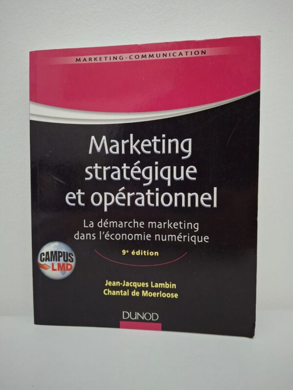 Ce livre explore la dualité entre le marketing stratégique, axé sur l'analyse des besoins et la segmentation, et le marketing opérationnel, centré sur la mise en œuvre du mix marketing. Les auteurs démontrent comment la transformation digitale modifie les relations entre les marques et des consommateurs de plus en plus autonomes et connectés. À travers une approche rigoureuse, l'ouvrage fournit des outils pour élaborer des stratégies de croissance durable tout en intégrant les enjeux de l'éthique et de la mondialisation. C’est une ressource indispensable pour comprendre comment créer de la valeur dans un marché devenu global et instantané.