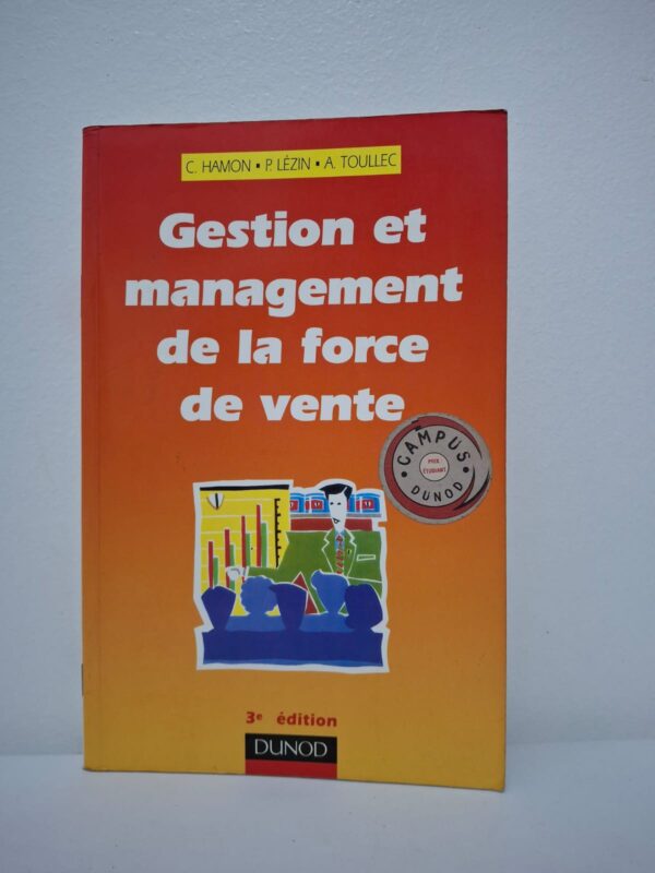 Le livre détaille les étapes clés de la gestion commerciale, depuis la structuration de la force de vente jusqu'au contrôle des résultats individuels et collectifs. Il aborde les techniques de recrutement, de formation et surtout de motivation des vendeurs, tout en explorant les différents modes de rémunération. Les auteurs mettent l'accent sur le pilotage par les indicateurs de performance (KPI) et l'utilisation d'outils d'aide à la vente pour optimiser la prospection. Enfin, l'ouvrage analyse l'importance du management humain pour maintenir une équipe soudée et efficace dans un environnement commercial de plus en plus concurrentiel.