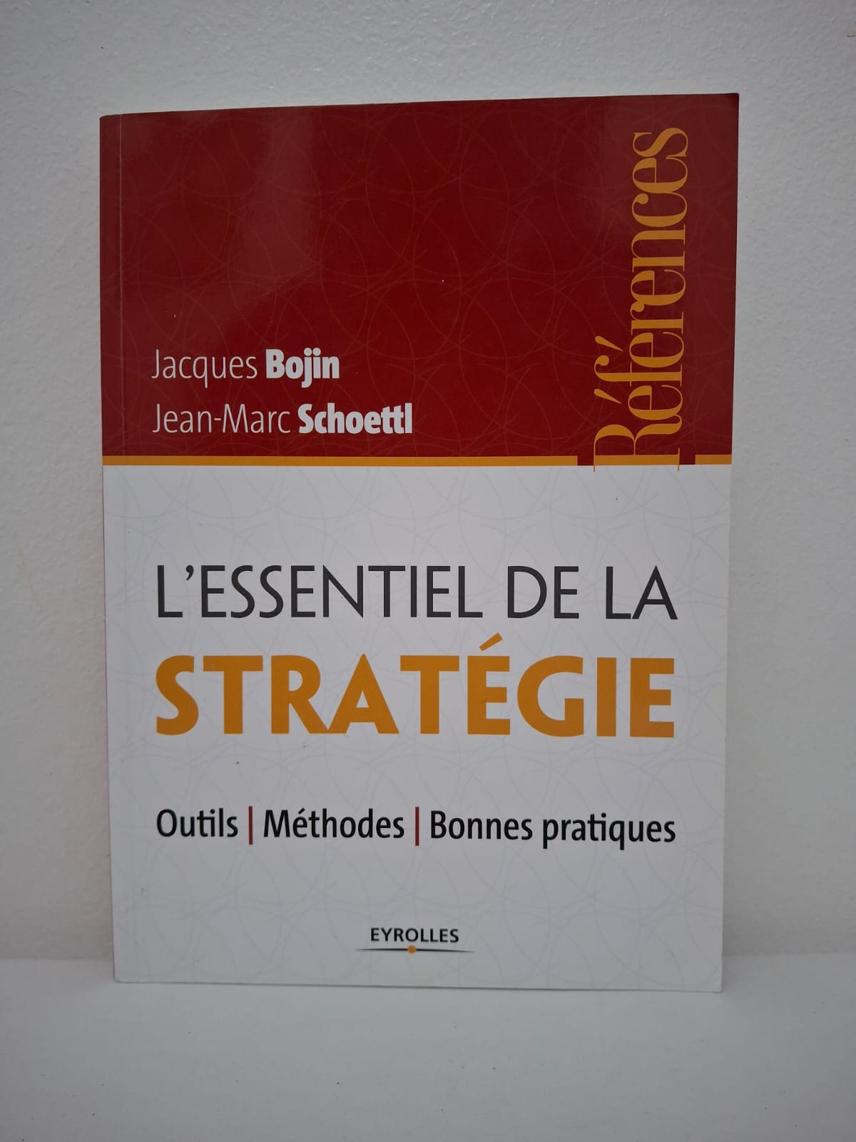 L'essentiel de la stratégie : Outils, Méthodes, Bonnes pratiques L'ouvrage propose un condensé des meilleurs outils d'analyse stratégique pour aider les dirigeants à naviguer dans la complexité des marchés actuels. Il structure la réflexion autour de trois axes : le choix des modèles économiques, la définition d'objectifs clairs et la mise en œuvre opérationnelle des décisions. Les auteurs insistent sur le passage de la théorie à la pratique en partageant des méthodes éprouvées et des conseils concrets pour mobiliser les équipes autour d'une vision commune. En combinant rigueur académique et retours d'expérience terrain, ce livre devient un compagnon de route pour transformer les défis concurrentiels en opportunités de croissance