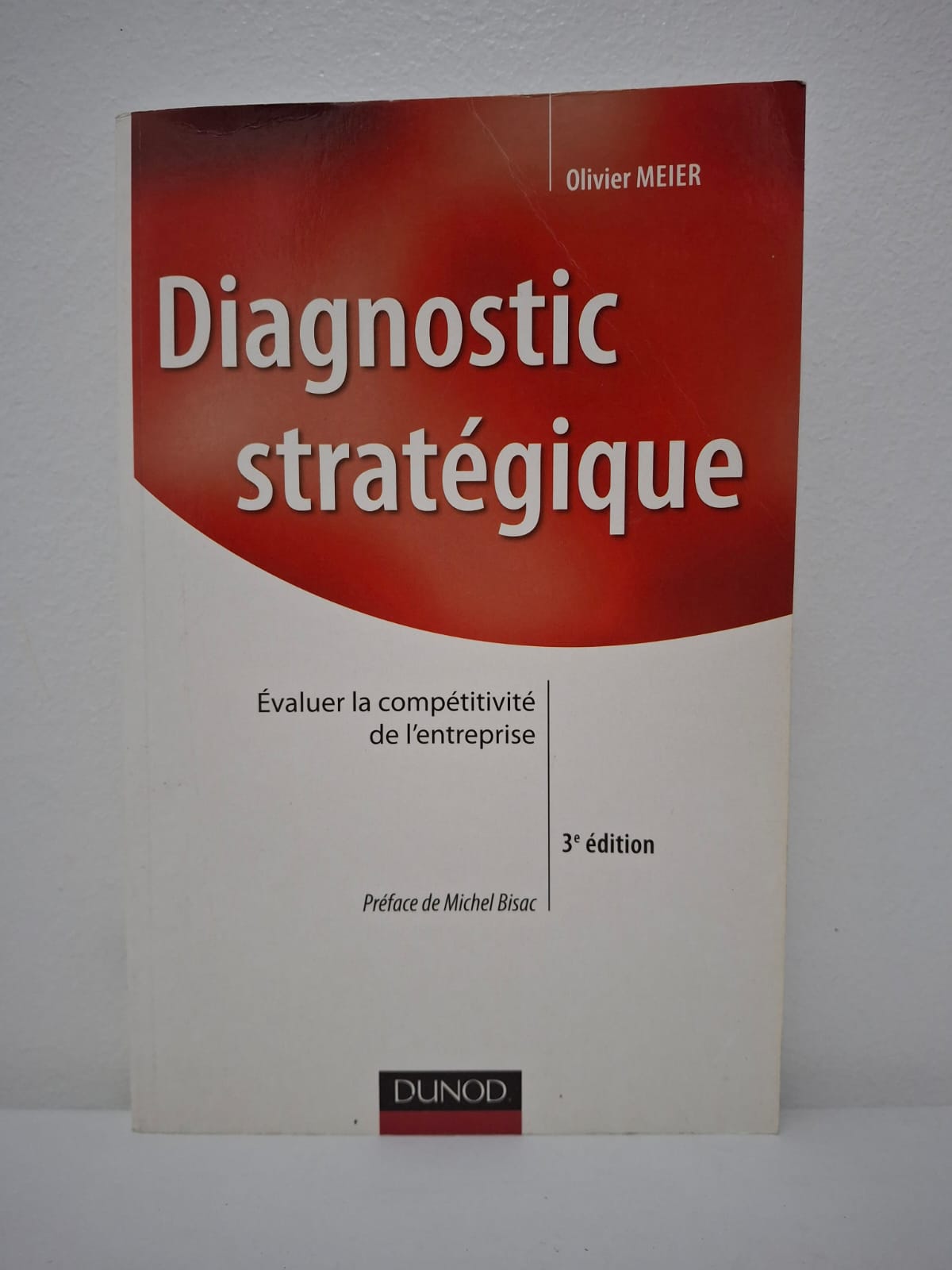 Diagnostic stratégique : Évaluer la compétitivité de l'entreprise (3e édition)-Olivier Meier L'ouvrage présente les outils indispensables pour réaliser un audit interne et externe approfondi, permettant de confronter les forces de l'organisation aux opportunités du marché. Il explore des concepts clés tels que l'analyse SWOT, la chaîne de valeur de Porter et les matrices de portefeuille pour évaluer la position réelle de l'entreprise. L'auteur explique comment transformer ces données brutes en décisions stratégiques pertinentes pour améliorer la performance et la rentabilité à long terme. Enfin, ce guide aide les décideurs à anticiper les mutations de leur secteur afin de maintenir une compétitivité durable face aux nouveaux entrants et aux évolutions technologiques.