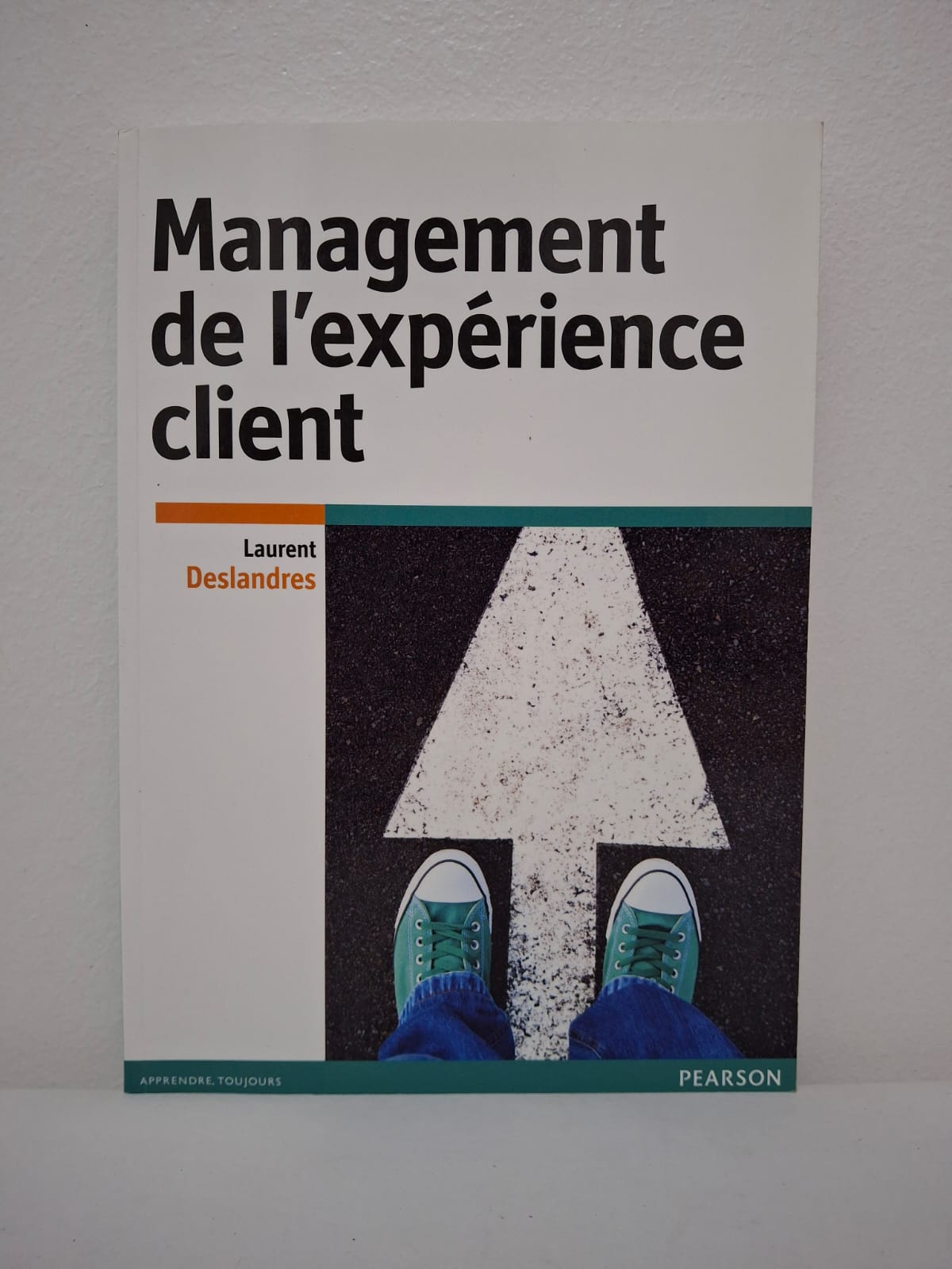 Management de l'expérience client-Laurent Deslandres Ce livre présente une méthodologie complète pour transformer chaque point de contact entre une marque et son public en un moment mémorable et positif. L'auteur analyse comment l'émotion et la satisfaction globale surpassent désormais le simple rapport qualité-prix dans les décisions d'achat modernes. À travers des outils concrets, l'ouvrage guide les managers dans la cartographie du parcours client et l'identification des "moments de vérité" cruciaux pour la fidélisation. Enfin, il souligne l'importance d'une culture d'entreprise centrée sur l'humain pour garantir une expérience fluide, cohérente et différenciante sur le long terme