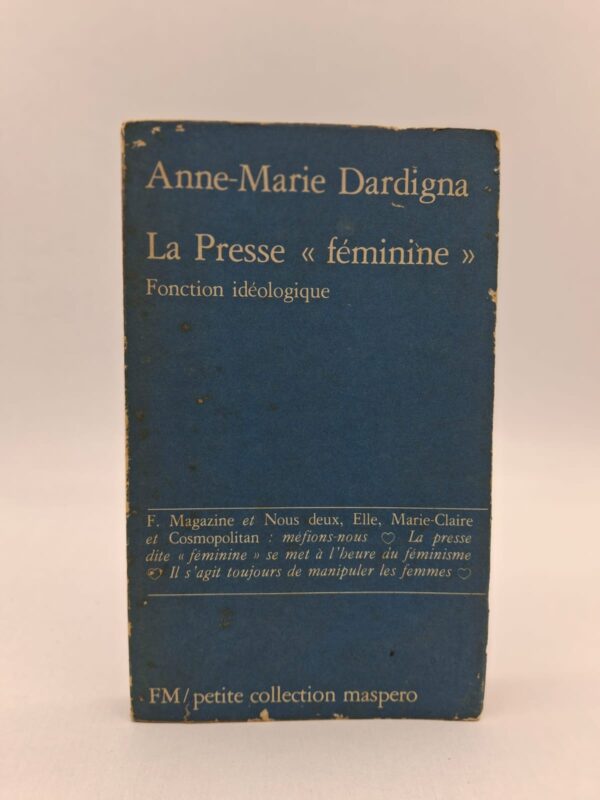 L'ouvrage examine des titres célèbres comme Elle, Marie-Claire ou Nous Deux pour en dévoiler les mécanismes de manipulation. Anne-Marie Dardigna démontre que, sous un vernis de modernité et de pseudo-féminisme, ces revues enferment les femmes dans des rôles traditionnels. Elle analyse les messages publicitaires et les rubriques de conseils comme des outils de conditionnement social et économique. Le texte met en lumière la fonction idéologique de cette presse qui vise, selon l'auteure, à assujettir le lectorat féminin aux valeurs patriarcales