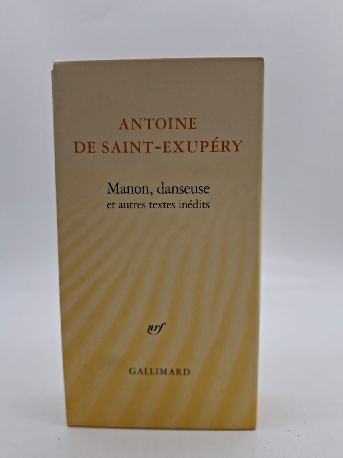 Manon, danseuse et autres textes inédits-Antoine de Saint-Exupéry La nouvelle principale suit Manon, une femme dont la vie oscille entre désillusion amoureuse et recherche de liberté. Les textes révèlent une facette méconnue de l'auteur, plus sensuelle et urbaine que ses récits d'aviation habituels. On y découvre déjà les thèmes de la solitude, du sens de la vie et de la fragilité des rapports humains. L'ouvrage permet de comprendre l'évolution stylistique de Saint-Exupéry, de ses essais de jeunesse à sa maturité d'écrivain.