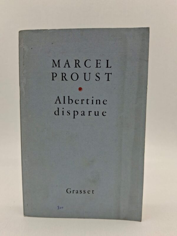 Le récit débute par le départ soudain d'Albertine, plongeant le narrateur dans un état de détresse profonde et d'obsession. À travers l'absence de l'être aimé, Proust analyse avec une précision chirurgicale les mécanismes de la souffrance et de la mémoire. Le narrateur tente de percer les secrets du passé d'Albertine, réalisant que l'on ne possède jamais vraiment l'autre. L'œuvre montre comment le temps finit par effacer la douleur, transformant une passion dévorante en une indifférence mélancolique.