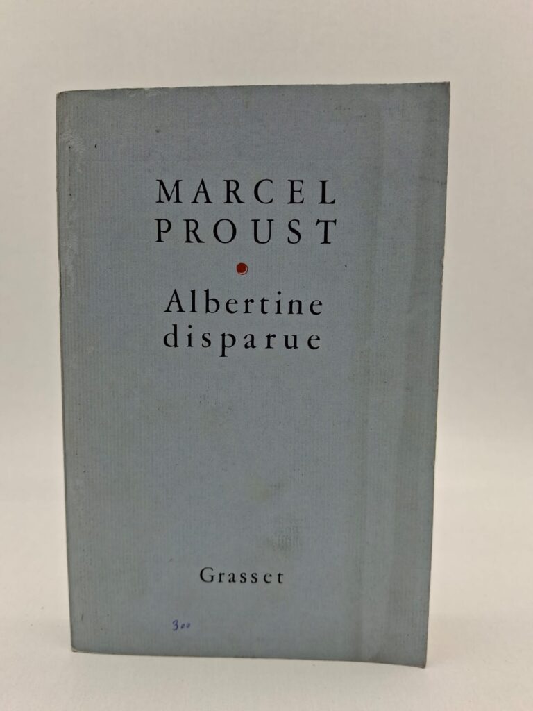 Le récit débute par le départ soudain d'Albertine, plongeant le narrateur dans un état de détresse profonde et d'obsession. À travers l'absence de l'être aimé, Proust analyse avec une précision chirurgicale les mécanismes de la souffrance et de la mémoire. Le narrateur tente de percer les secrets du passé d'Albertine, réalisant que l'on ne possède jamais vraiment l'autre. L'œuvre montre comment le temps finit par effacer la douleur, transformant une passion dévorante en une indifférence mélancolique.