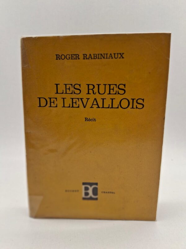 Dans ce récit empreint de nostalgie et de précision, Roger Rabiniaux ressuscite le Levallois-Perret de son enfance, transformant une simple topographie urbaine en une géographie sentimentale. L'auteur déambule à travers les rues et les époques, brossant le portrait d'une banlieue populaire aux multiples visages, entre petits métiers disparus et figures locales pittoresques. À la fois chronique sociale et quête personnelle, l'œuvre interroge la manière dont les lieux que nous habitons finissent par nous habiter et forger notre identité. C'est une immersion sensible dans la mémoire d'une ville en pleine mutation, où chaque carrefour devient le théâtre d'un souvenir ou d'une réflexion sur le temps qui passe