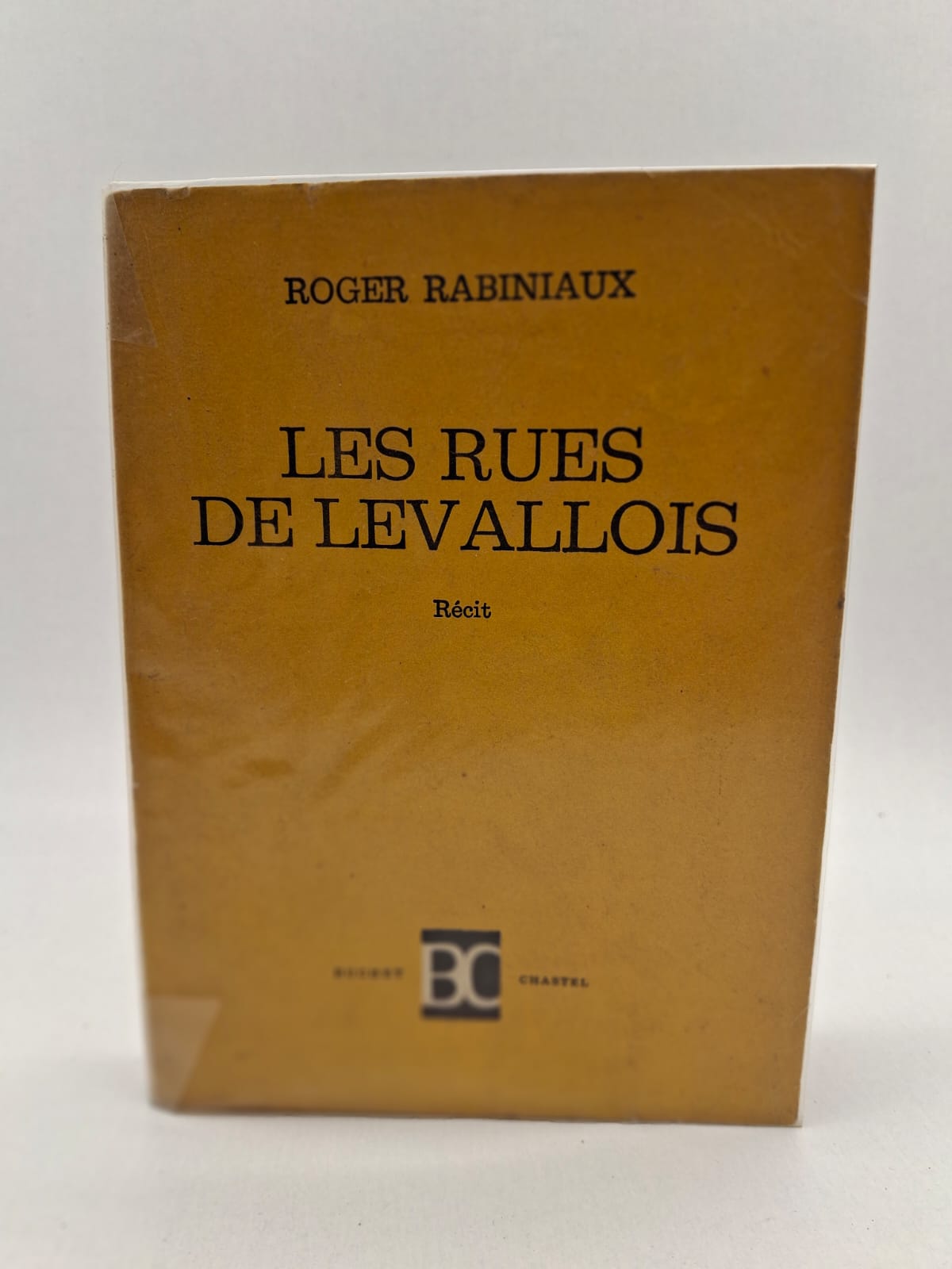 Les Rues de Levallois — Roger Rabiniaux Dans ce récit empreint de nostalgie et de précision, Roger Rabiniaux ressuscite le Levallois-Perret de son enfance, transformant une simple topographie urbaine en une géographie sentimentale. L'auteur déambule à travers les rues et les époques, brossant le portrait d'une banlieue populaire aux multiples visages, entre petits métiers disparus et figures locales pittoresques. À la fois chronique sociale et quête personnelle, l'œuvre interroge la manière dont les lieux que nous habitons finissent par nous habiter et forger notre identité. C'est une immersion sensible dans la mémoire d'une ville en pleine mutation, où chaque carrefour devient le théâtre d'un souvenir ou d'une réflexion sur le temps qui passe