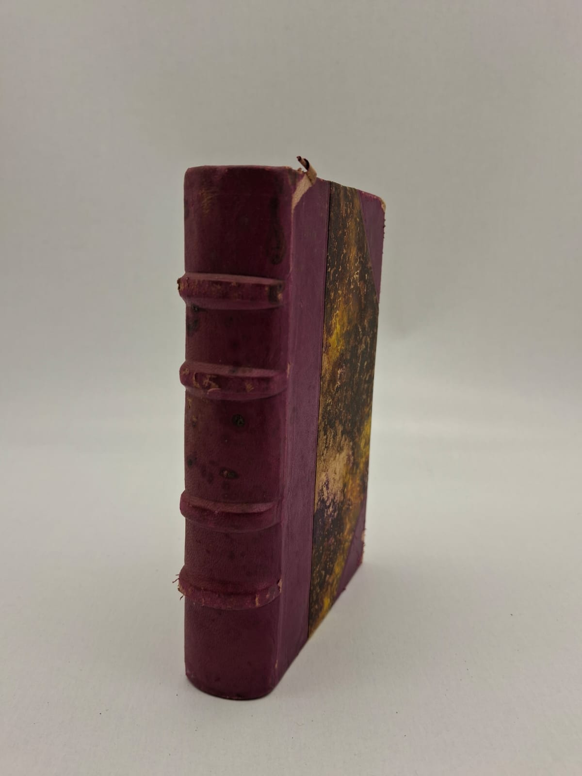 Poèmes Barbares — Leconte de Lisle Recueil emblématique du mouvement parnassien, Poèmes Barbares transporte le lecteur dans un voyage érudit à travers les mythologies et les paysages de civilisations disparues ou lointaines. Leconte de Lisle y exprime son rejet du lyrisme romantique au profit d'une "impassibilité" poétique, recherchant une beauté formelle parfaite et une rigueur historique quasi scientifique. Des sagas nordiques aux légendes de l'Orient, en passant par des évocations sauvages de la nature et du règne animal, l'auteur contemple avec pessimisme le déclin des mondes et la marche inéluctable du temps. Cette œuvre magistrale célèbre le culte de l'Art pour l'Art, où la précision des descriptions et la richesse du vocabulaire créent des tableaux d'une puissance visuelle exceptionnelle.