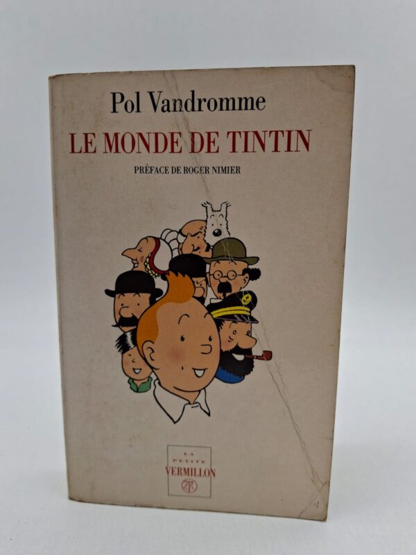 Dans cet essai pionnier, Pol Vandromme livre une analyse fine et passionnée de l'univers créé par Hergé, traitant Tintin non pas comme un simple héros de papier, mais comme une figure littéraire à part entière. L'auteur explore la psychologie des personnages secondaires, la structure des récits et les thèmes récurrents qui font la force de la série, du voyage à l'amitié indéfectible. Préfacé par Roger Nimier, l'ouvrage replace les aventures du reporter dans le contexte culturel du XXe siècle, soulignant la poésie et la rigueur technique de la ligne claire. C’est une invitation à redécouvrir l'œuvre d'Hergé sous un angle intellectuel, révélant la profondeur philosophique cachée derrière le divertissement. Vandromme rend hommage au génie créateur qui a su bâtir une mythologie moderne capable de fasciner toutes les