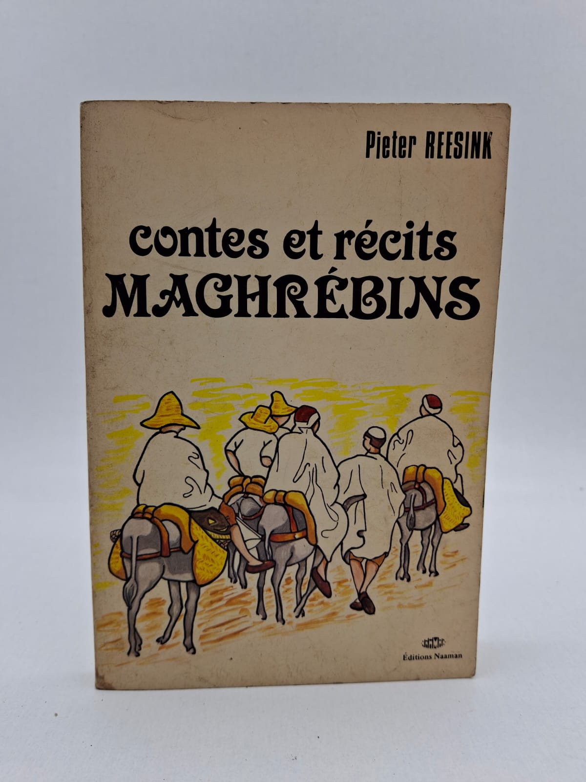Contes et récits maghrébins — Pieter Reesink Ce recueil compile une série de récits traditionnels issus de la transmission orale des pays du Maghreb, soigneusement recueillis et traduits par Pieter Reesink. L'ouvrage explore la richesse du patrimoine culturel nord-africain à travers des contes merveilleux, des fables morales et des récits de sagesse populaire mettant en scène des figures emblématiques de l'imaginaire local. Chaque histoire offre un aperçu des valeurs, des croyances et du quotidien des sociétés traditionnelles, tout en soulignant l'universalité des thèmes abordés comme la justice, la ruse et la destinée. C'est une œuvre de préservation essentielle qui permet de sauvegarder une parole ancestrale menacée par la modernité, offrant ainsi aux lecteurs un voyage au cœur de l'âme maghrébine. La simplicité du style narratif rend ces contes accessibles tout en conservant la saveur et l'authenticité des veillées d'autrefois.