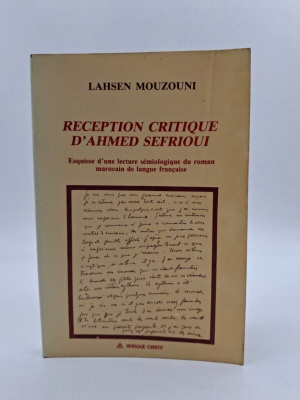 Lahsen Mouzouni propose une analyse rigoureuse de l'œuvre d'Ahmed Sefrioui, pionnier de la littérature marocaine d'expression française, à travers le prisme de la sémiologie. L'essai examine comment les récits de Sefrioui, notamment La Boîte à merveilles, ont été perçus et interprétés par la critique, tout en décryptant les signes culturels et spatiaux qui structurent son univers romanesque. L'auteur interroge la tension entre tradition et modernité, montrant comment l'écriture de Sefrioui parvient à transposer l'esthétique du patrimoine oral et architectural de Fès dans le moule de la langue française. C’est une étude académique essentielle pour comprendre les enjeux identitaires et formels du roman maghrébin à ses débuts. En s'appuyant sur des manuscrits et des témoignages, l'ouvrage rend hommage à la "vérité vécue" que Sefrioui a cherché à immortaliser dans ses écrits.