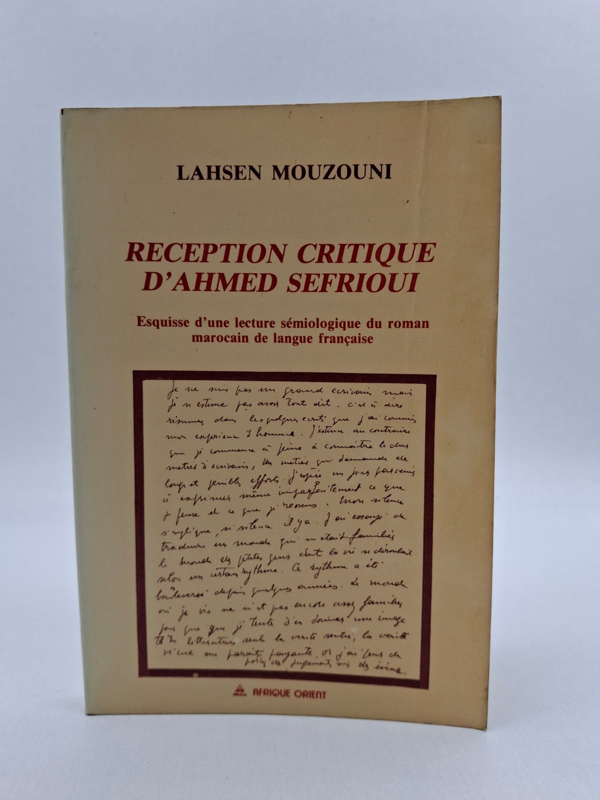 Réception critique d'Ahmed Sefrioui — Lahsen Mouzouni Lahsen Mouzouni propose une analyse rigoureuse de l'œuvre d'Ahmed Sefrioui, pionnier de la littérature marocaine d'expression française, à travers le prisme de la sémiologie. L'essai examine comment les récits de Sefrioui, notamment La Boîte à merveilles, ont été perçus et interprétés par la critique, tout en décryptant les signes culturels et spatiaux qui structurent son univers romanesque. L'auteur interroge la tension entre tradition et modernité, montrant comment l'écriture de Sefrioui parvient à transposer l'esthétique du patrimoine oral et architectural de Fès dans le moule de la langue française. C’est une étude académique essentielle pour comprendre les enjeux identitaires et formels du roman maghrébin à ses débuts. En s'appuyant sur des manuscrits et des témoignages, l'ouvrage rend hommage à la "vérité vécue" que Sefrioui a cherché à immortaliser dans ses écrits.