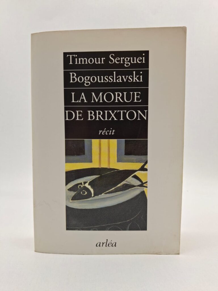 Dans ce récit singulier et teinté d'autodérision, Timour Sergueï Bogousslavski nous entraîne dans les méandres de son exil volontaire à Londres, au cœur du quartier populaire de Brixton. À travers l'épisode tragi-comique de la préparation d'une morue, l'auteur livre une méditation sur l'identité, le déracinement et la quête d'appartenance. Le texte explore avec finesse la solitude de l'immigré russe confronté à la rigueur et à l'excentricité de la culture britannique. Entre nostalgie des origines et désir d'intégration, Bogousslavski utilise l'humour comme une arme de survie contre l'absurdité du quotidien. C'est une œuvre courte mais dense, où chaque détail culinaire devient le point de départ d'une réflexion profonde sur la condition humaine et les frontières invisibles qui nous séparent