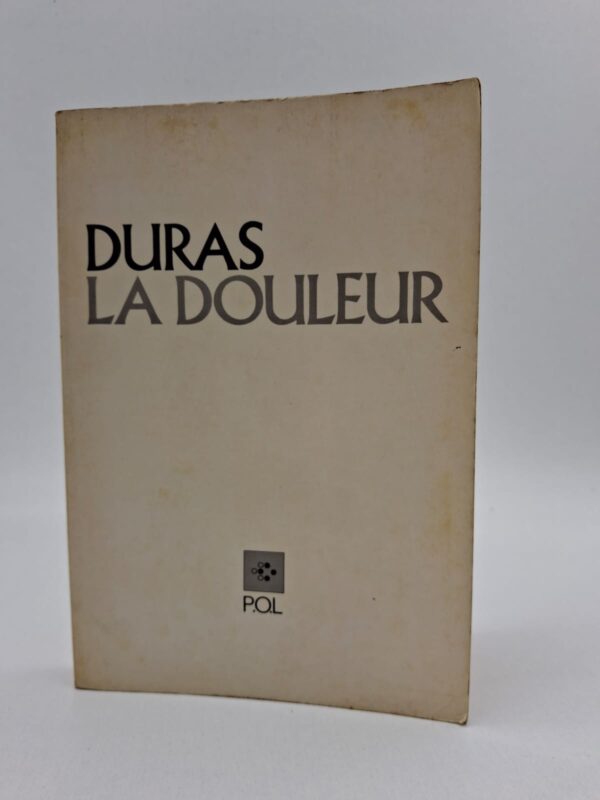 Ce recueil de textes, dont le principal a été écrit à partir de journaux intimes retrouvés des décennies plus tard, relate l'attente insoutenable de l'auteure à Paris en 1945. Marguerite Duras y décrit l'agonie psychologique de guetter le retour de son mari, Robert Antelme, déporté dans les camps de concentration nazis. Le récit explore la frontière ténue entre l'espoir et le désespoir, ainsi que l'horreur de la Libération pour ceux qui attendent des êtres dont ils ignorent s'ils sont encore en vie. À travers une écriture dépouillée et d'une intensité bouleversante, Duras témoigne de la souffrance collective et individuelle face à la barbarie. L'œuvre comprend également d'autres nouvelles liées à l'Occupation, mêlant souvenirs personnels et portraits de résistants ou de collaborateurs.