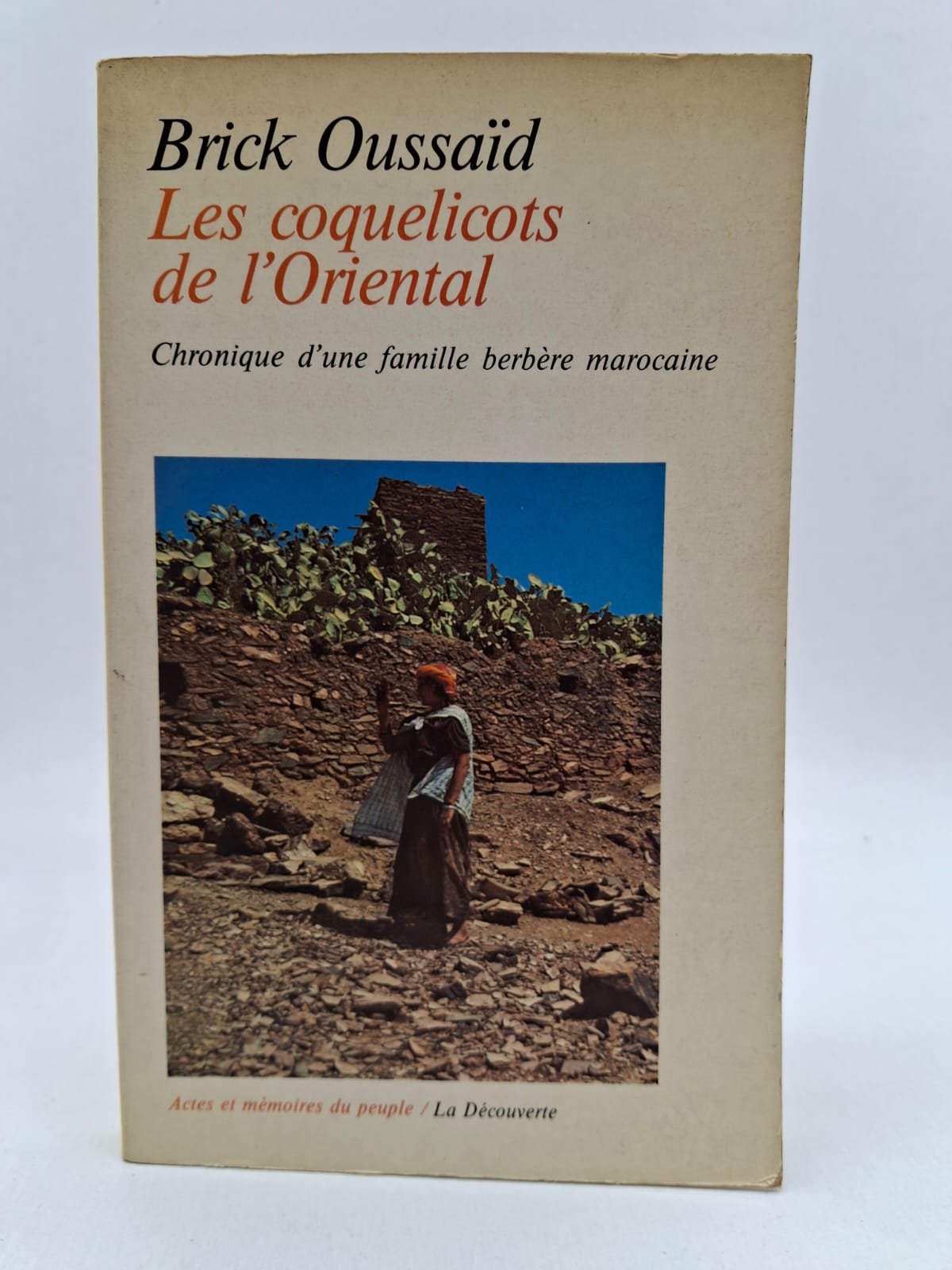 Les coquelicots de l'Oriental — Brick Oussaïd Sous-titré "Chronique d'une famille berbère marocaine", ce récit autobiographique poignant retrace le quotidien d'une famille dans les montagnes de l'Oriental marocain durant les années 1950 et 1960. Brick Oussaïd y décrit avec une vérité brute la lutte pour la survie contre la pauvreté, l'isolement géographique et les rigueurs du climat, tout en dépeignant la dignité inébranlable des populations rurales. L'auteur explore les tensions entre les traditions ancestrales berbères et les bouleversements apportés par la modernité et l'administration coloniale, puis post-indépendance. À travers le regard de l'enfant qui grandit, le livre rend hommage à la résilience d'un peuple fier, lié à sa terre par une poésie amère, symbolisée par ces coquelicots qui éclosent malgré l'aridité. C'est un document sociologique et humain de premier ordre qui donne une voix aux oubliés de l'histoire officielle.