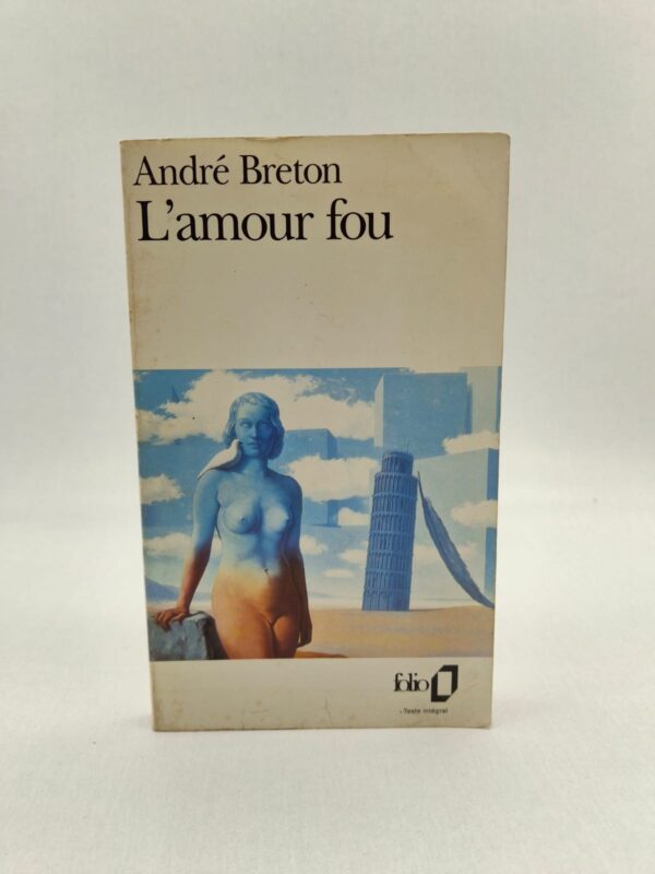Dans ce texte fondateur du surréalisme, André Breton explore les liens mystérieux entre le désir amoureux, le hasard objectif et la création artistique. À travers une narration qui mêle souvenirs personnels, rêves et analyses théoriques, l'auteur relate sa rencontre avec Jacqueline Lamba et la manière dont leur passion a transfiguré sa perception du monde. Le récit célèbre la puissance de l'irrationnel et la quête d'une "beauté convulsive" capable de briser les carcans de la logique quotidienne. Entre déambulations nocturnes dans Paris et méditations sur la nature, l'œuvre s'affirme comme un manifeste de la liberté absolue de l'esprit et du cœur. C’est une invitation à reconnaître dans les coïncidences les plus étranges les signes d'une destinée guidée par l'amour, force suprême de révolution individuelle et collective.