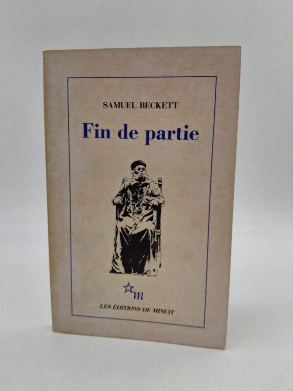 Dans un intérieur dépouillé et clos, quatre personnages évoluent dans une atmosphère de fin du monde. Hamm, le maître aveugle et paralytique, tyrannise son serviteur Clov, qui est incapable de s'asseoir, tandis que les parents de Hamm, Nagg et Nell, vivent dans des poubelles. Le récit se déploie à travers un dialogue répétitif et minimaliste, où l'attente de la fin devient l'unique raison d'être. Beckett explore avec un humour noir et une précision chirurgicale la vacuité de l'existence, la dégradation des corps et l'absurdité de la condition humaine. C'est une œuvre radicale qui déconstruit les codes du théâtre classique pour ne laisser place qu'à la tragédie dérisoire du temps qui passe. La pièce s'impose comme une méditation poignante sur la solitude, la dépendance et l'impossibilité de conclure le "jeu" de la vie.