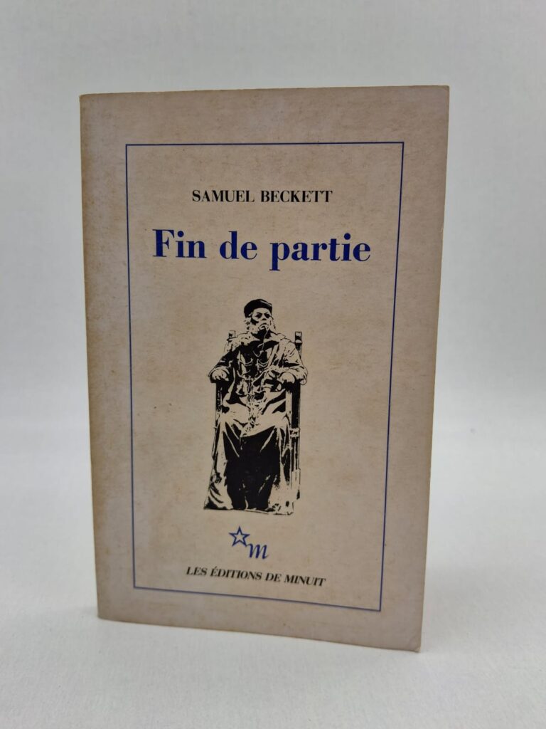 Dans un intérieur dépouillé et clos, quatre personnages évoluent dans une atmosphère de fin du monde. Hamm, le maître aveugle et paralytique, tyrannise son serviteur Clov, qui est incapable de s'asseoir, tandis que les parents de Hamm, Nagg et Nell, vivent dans des poubelles. Le récit se déploie à travers un dialogue répétitif et minimaliste, où l'attente de la fin devient l'unique raison d'être. Beckett explore avec un humour noir et une précision chirurgicale la vacuité de l'existence, la dégradation des corps et l'absurdité de la condition humaine. C'est une œuvre radicale qui déconstruit les codes du théâtre classique pour ne laisser place qu'à la tragédie dérisoire du temps qui passe. La pièce s'impose comme une méditation poignante sur la solitude, la dépendance et l'impossibilité de conclure le "jeu" de la vie.