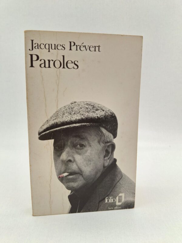 Recueil emblématique publié au lendemain de la Seconde Guerre mondiale, Paroles a révolutionné la poésie en la rendant accessible à tous grâce à une langue simple, directe et familière. Jacques Prévert y assemble des textes hétéroclites — inventaires, récits, chansons — qui célèbrent la liberté, l'amour et la vie quotidienne tout en dénonçant avec virulence l'hypocrisie sociale, la guerre et l'oppression religieuse. Le poète utilise l'humour, le jeu de mots et l'image insolite pour transformer le banal en merveilleux et prendre la défense des humbles et des marginaux. C'est une œuvre d'une grande puissance visuelle et émotionnelle, dont de nombreux poèmes comme "Barbara" ou "Le Cancre" sont devenus des classiques de la mémoire collective. À travers ce livre, Prévert s'impose comme le "poète de la rue", capable de concilier la tendresse la plus pure avec la révolte la plus féroce contre toutes les formes d'injustice.