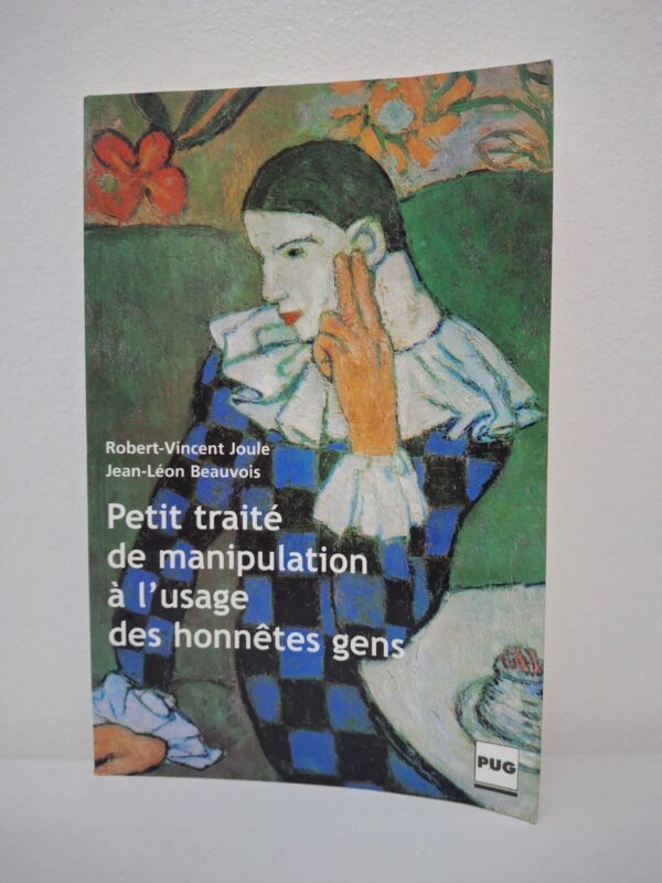 Ce best-seller de la psychologie sociale explore les mécanismes de l'influence et de la persuasion sans que nous en ayons conscience. Les auteurs, chercheurs renommés, y détaillent des techniques telles que le "pied-dans-la-porte" (obtenir un petit accord avant d'en demander un grand) ou la "porte-au-nez" (faire une demande exorbitante pour rendre la suivante plus acceptable). L'ouvrage repose sur la théorie de l'engagement : l'idée que nos actes nous lient et influencent nos comportements futurs. Loin d'être un manuel pour apprentis dictateurs, ce livre se veut un outil de défense pour les "honnêtes gens" afin de démasquer les stratégies utilisées par les vendeurs, les publicitaires ou les recruteurs. Avec humour et rigueur, il démontre que nous sommes souvent les propres complices de ceux qui nous manipulent.