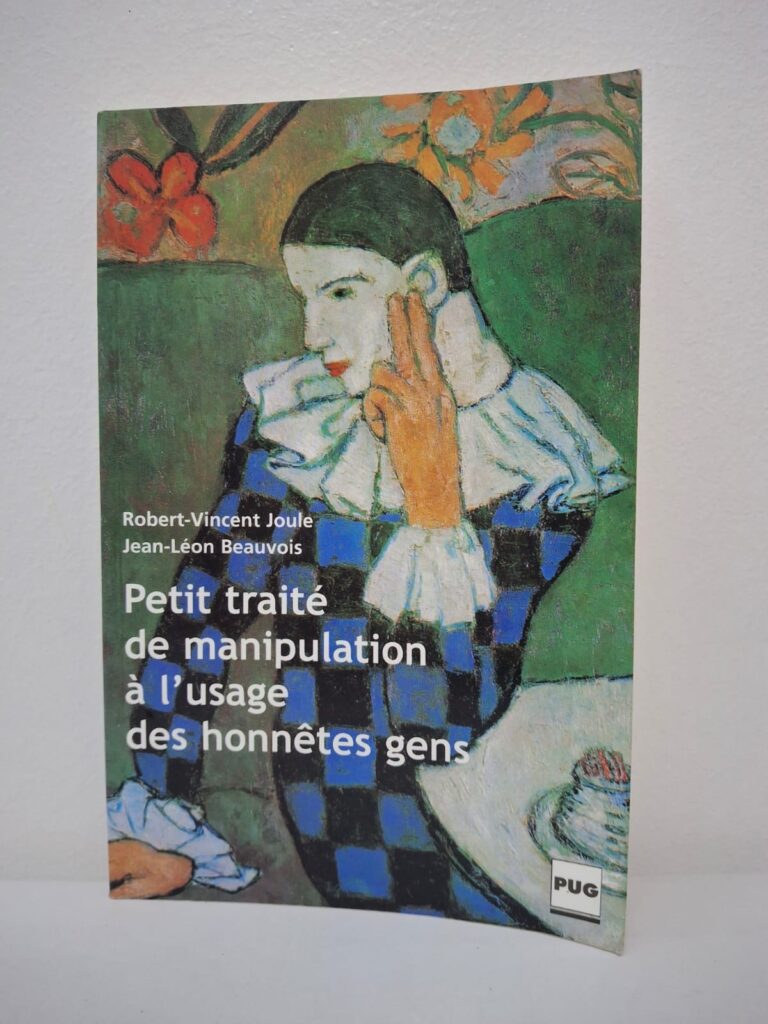 Ce best-seller de la psychologie sociale explore les mécanismes de l'influence et de la persuasion sans que nous en ayons conscience. Les auteurs, chercheurs renommés, y détaillent des techniques telles que le "pied-dans-la-porte" (obtenir un petit accord avant d'en demander un grand) ou la "porte-au-nez" (faire une demande exorbitante pour rendre la suivante plus acceptable). L'ouvrage repose sur la théorie de l'engagement : l'idée que nos actes nous lient et influencent nos comportements futurs. Loin d'être un manuel pour apprentis dictateurs, ce livre se veut un outil de défense pour les "honnêtes gens" afin de démasquer les stratégies utilisées par les vendeurs, les publicitaires ou les recruteurs. Avec humour et rigueur, il démontre que nous sommes souvent les propres complices de ceux qui nous manipulent.