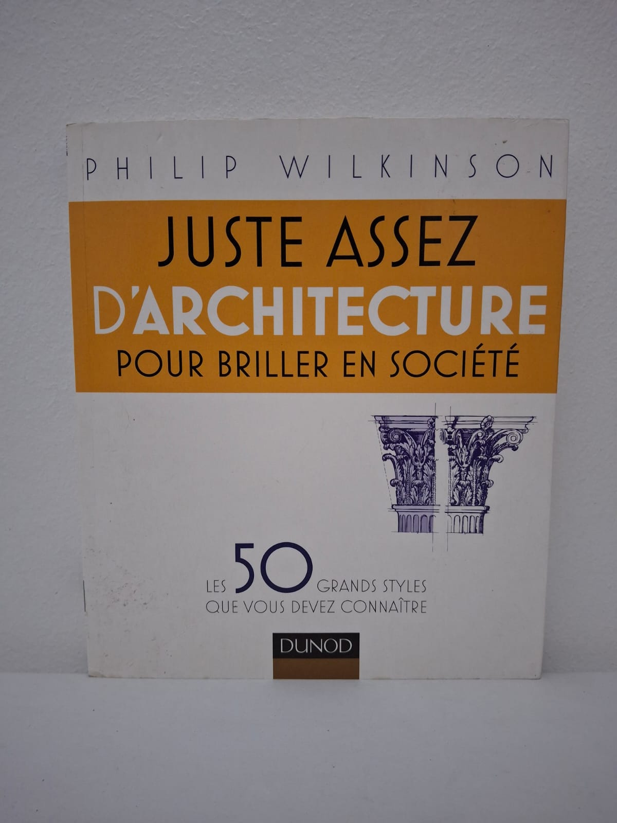 Juste assez d'architecture pour briller en société — Philip Wilkinson Ce livre de Philip Wilkinson est un guide pédagogique et ludique conçu pour rendre l'histoire de l'architecture accessible à tous. Sous-titré "Les 50 grands styles que vous devez connaître", l'ouvrage parcourt les époques et les courants majeurs, de l'Antiquité classique au Postmodernisme, en passant par le Gothique, la Renaissance ou le Bauhaus. Chaque chapitre présente un style clé de manière synthétique, en mettant en avant ses caractéristiques visuelles, ses édifices emblématiques et les architectes qui l'ont défini. L'objectif est de donner au lecteur les clés de lecture nécessaires pour identifier les différents styles architecturaux dans son environnement urbain et pouvoir en discuter avec aisance. Alliant rigueur historique et ton décontracté, c'est l'outil idéal pour enrichir sa culture générale et porter un regard neuf sur les bâtiments qui nous entourent.