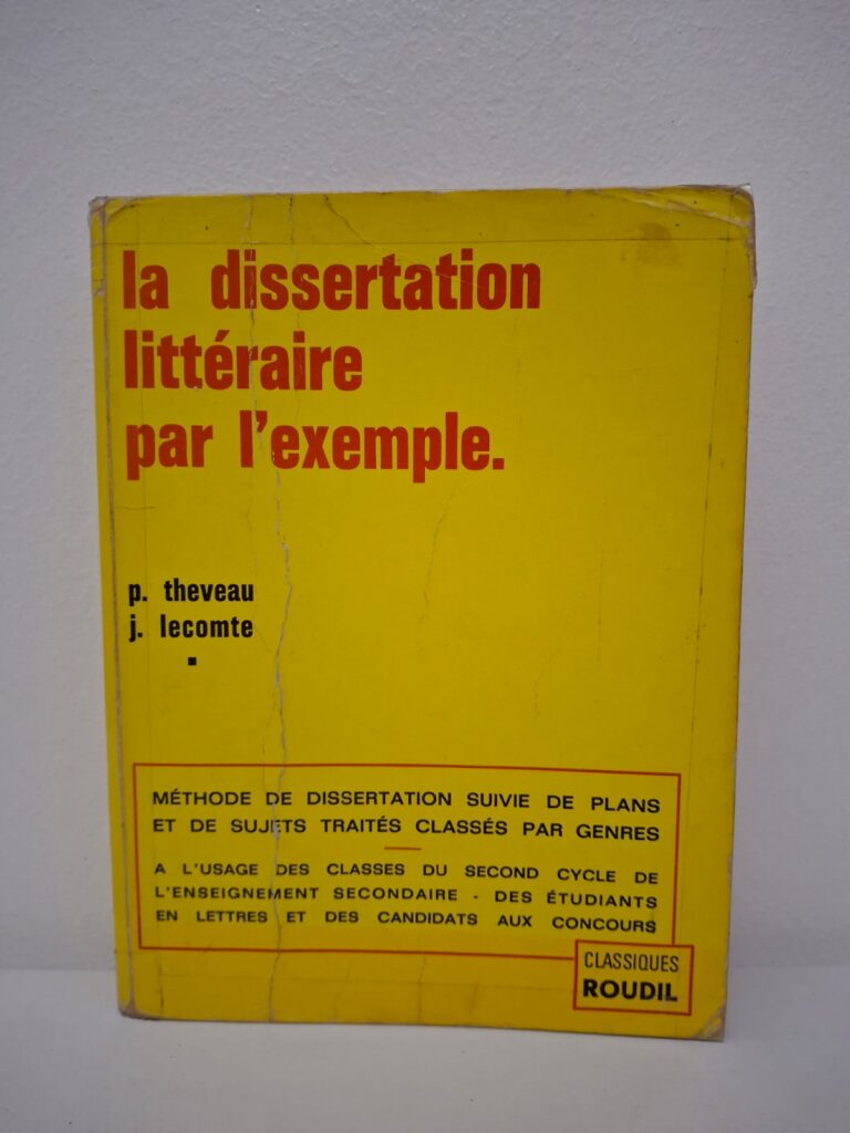 Ce manuel classique de la collection "Classiques Roudil" est un outil de référence pour maîtriser l'exercice exigeant de la dissertation littéraire. Contrairement aux guides purement théoriques, cet ouvrage privilégie une approche pragmatique, comme l'indique son titre, en s'appuyant sur des cas concrets. Il propose une méthode complète qui accompagne l'élève ou l'étudiant à travers toutes les étapes de la rédaction : de l'analyse du sujet à l'élaboration du plan, jusqu'à la rédaction finale. Le livre se distingue par sa structure efficace : Méthodologie détaillée : Des conseils pour structurer la pensée et l'argumentation. Plans types : Des modèles pour apprendre à organiser ses idées de manière logique. Sujets traités : Une vaste sélection d'exemples corrigés, classés par genres littéraires (roman, poésie, théâtre, etc.).