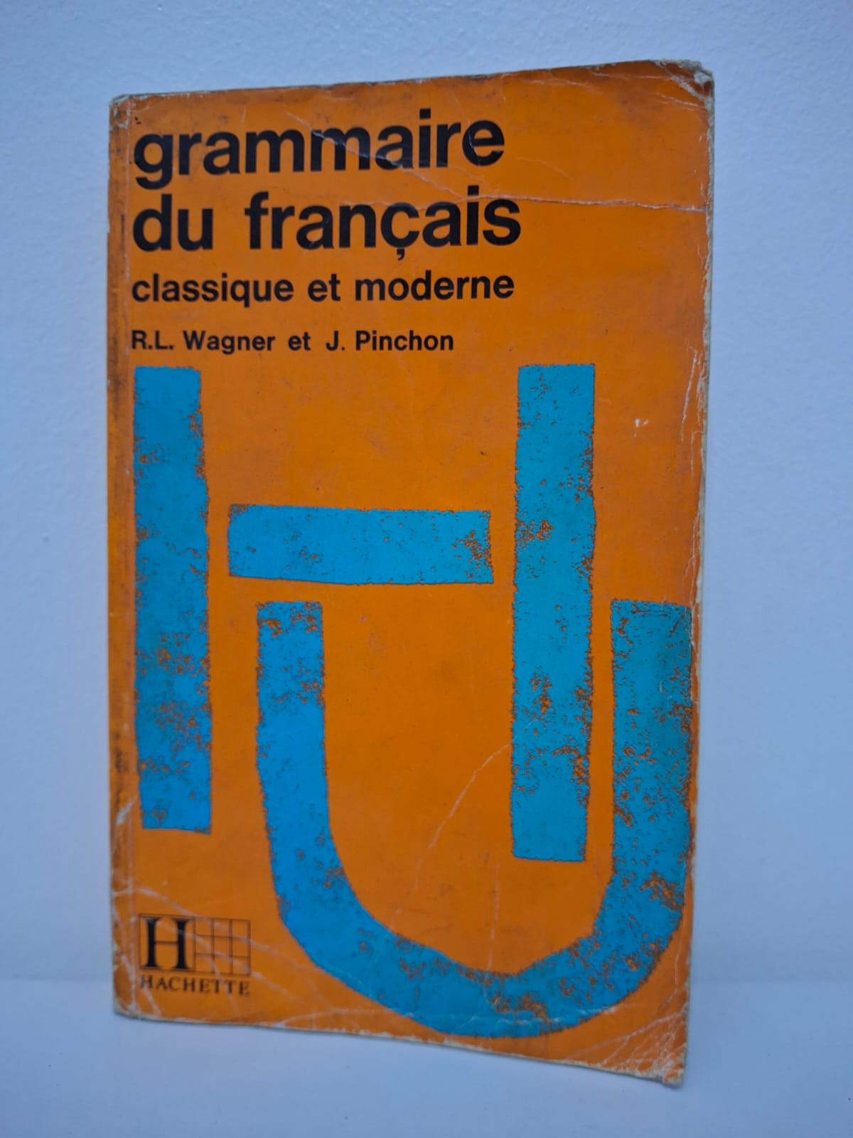 Grammaire du français classique et moderne — R.L. Wagner et J. Pinchon Ce manuel, coécrit par Robert-Léon Wagner et Jacqueline Pinchon, est considéré comme l'un des piliers de l'enseignement de la grammaire française au niveau universitaire. Sa particularité réside dans son approche historique et comparative : il analyse les structures de la langue française en mettant en regard l'usage classique (celui des XVIIe et XVIIIe siècles) et l'usage moderne. L'ouvrage offre une description rigoureuse de la syntaxe, de la morphologie et des parties du discours, tout en soulignant les évolutions, les nuances de registre et les règles fondamentales qui régissent le français. C'est un outil indispensable pour les étudiants en lettres, les chercheurs et les enseignants, permettant de comprendre non seulement comment la langue fonctionne aujourd'hui, mais aussi pourquoi certaines formes ont perduré ou se sont transformées depuis l'époque classique.