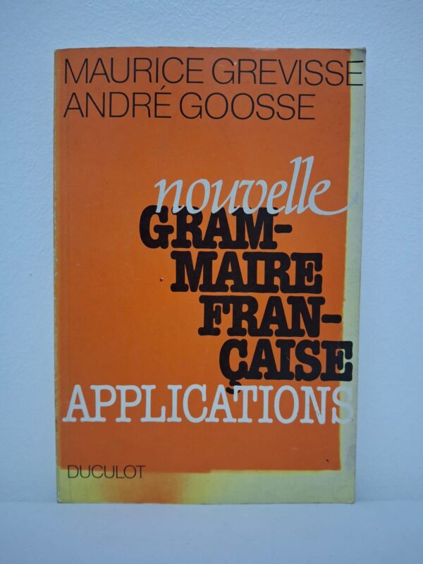 Cet ouvrage est le complément pratique indispensable de la Nouvelle Grammaire Française. Maurice Grevisse, auteur du célèbre "Bon Usage", et son successeur André Goosse proposent ici une mise en application concrète des règles fondamentales de la langue. Le livre est structuré pour permettre un entraînement systématique à travers : Des exercices variés : Allant de la morphologie à la syntaxe complexe. L'analyse textuelle : Des applications basées sur des exemples littéraires pour comprendre la grammaire en contexte. La consolidation des acquis : Un outil conçu pour les étudiants et les enseignants souhaitant vérifier la maîtrise des nuances grammaticales.