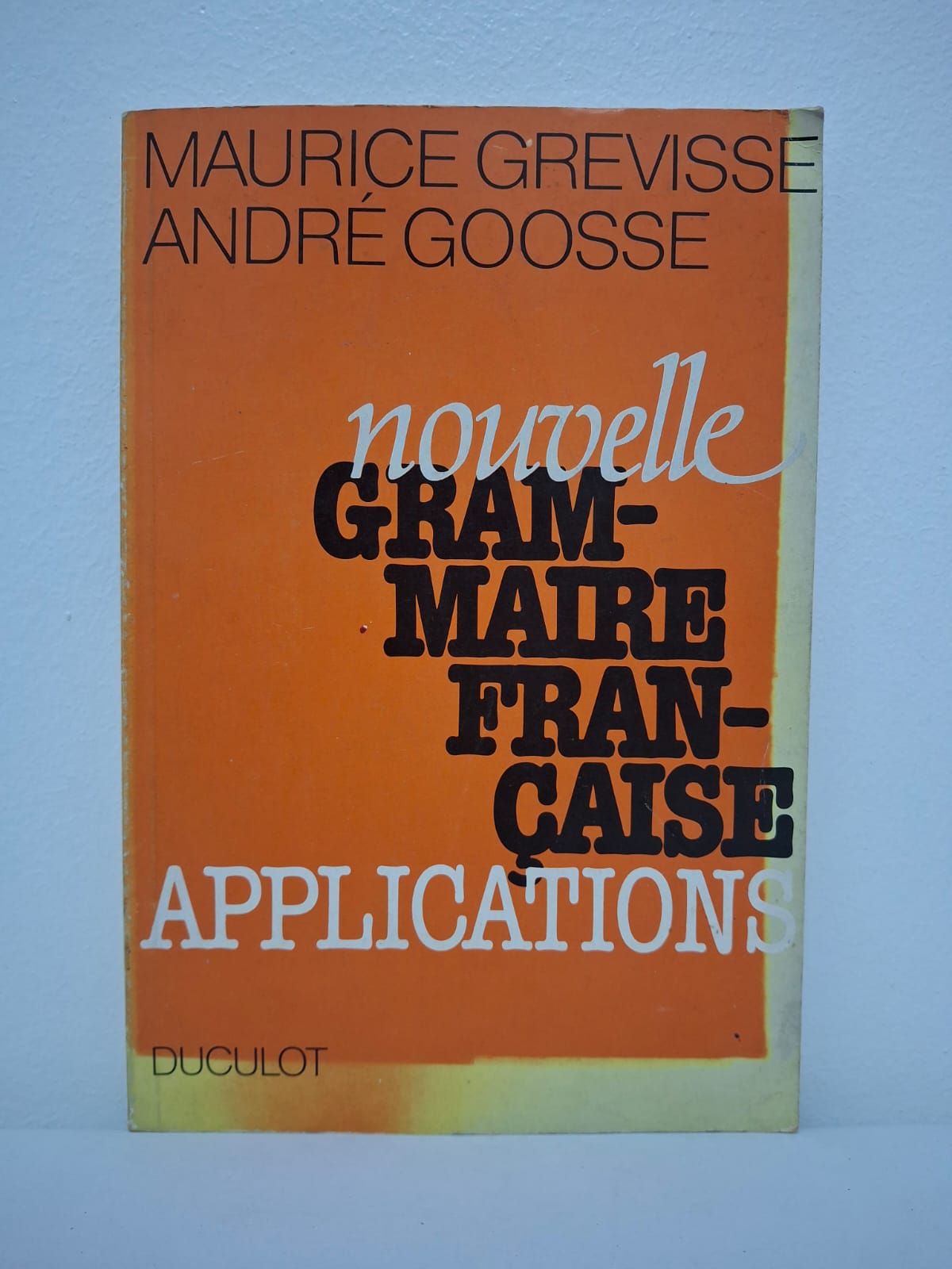Nouvelle Grammaire Française : Applications — Maurice Grevisse et André Goosse Cet ouvrage est le complément pratique indispensable de la Nouvelle Grammaire Française. Maurice Grevisse, auteur du célèbre "Bon Usage", et son successeur André Goosse proposent ici une mise en application concrète des règles fondamentales de la langue. Le livre est structuré pour permettre un entraînement systématique à travers : Des exercices variés : Allant de la morphologie à la syntaxe complexe. L'analyse textuelle : Des applications basées sur des exemples littéraires pour comprendre la grammaire en contexte. La consolidation des acquis : Un outil conçu pour les étudiants et les enseignants souhaitant vérifier la maîtrise des nuances grammaticales.